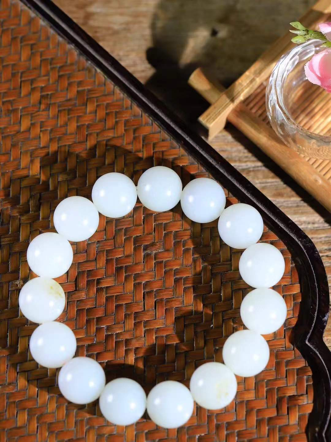 【珠圆玉润.手串】

精品和田玉白玉珠圆玉润手串 玉质温润细腻  整串打磨圆润，佩戴舒适。珠珠落玉盘，间关莺语花底滑，一生美好时光，无论身在何处，都有它相伴相守。事事顺遂，幸福美满，吉祥如意。重63克 尺寸取一14mm  79352978A