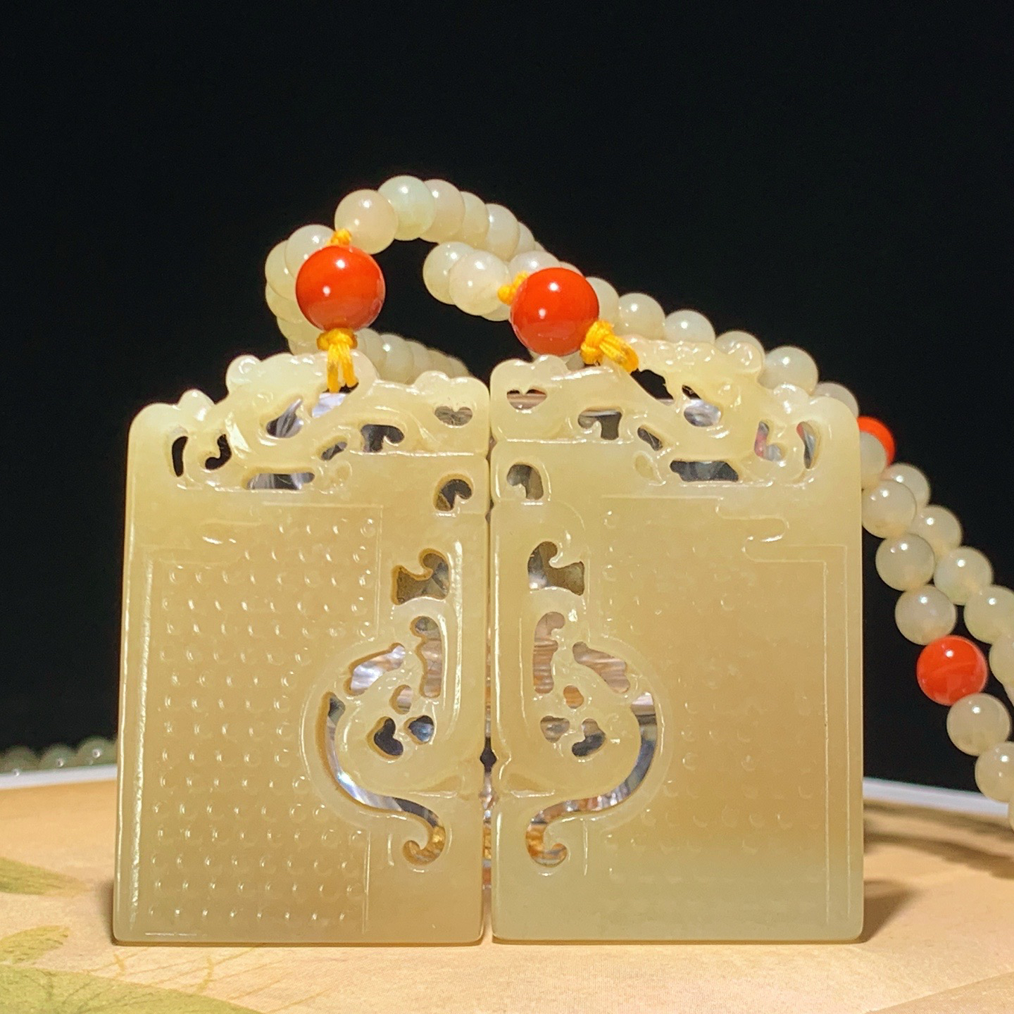 新疆和田玉且末糖仿古龙凤对牌子挂件。尺寸53/32/6重122.8克 玉质细腻油润 底色纯净 脂粉好，品质好。lt260328