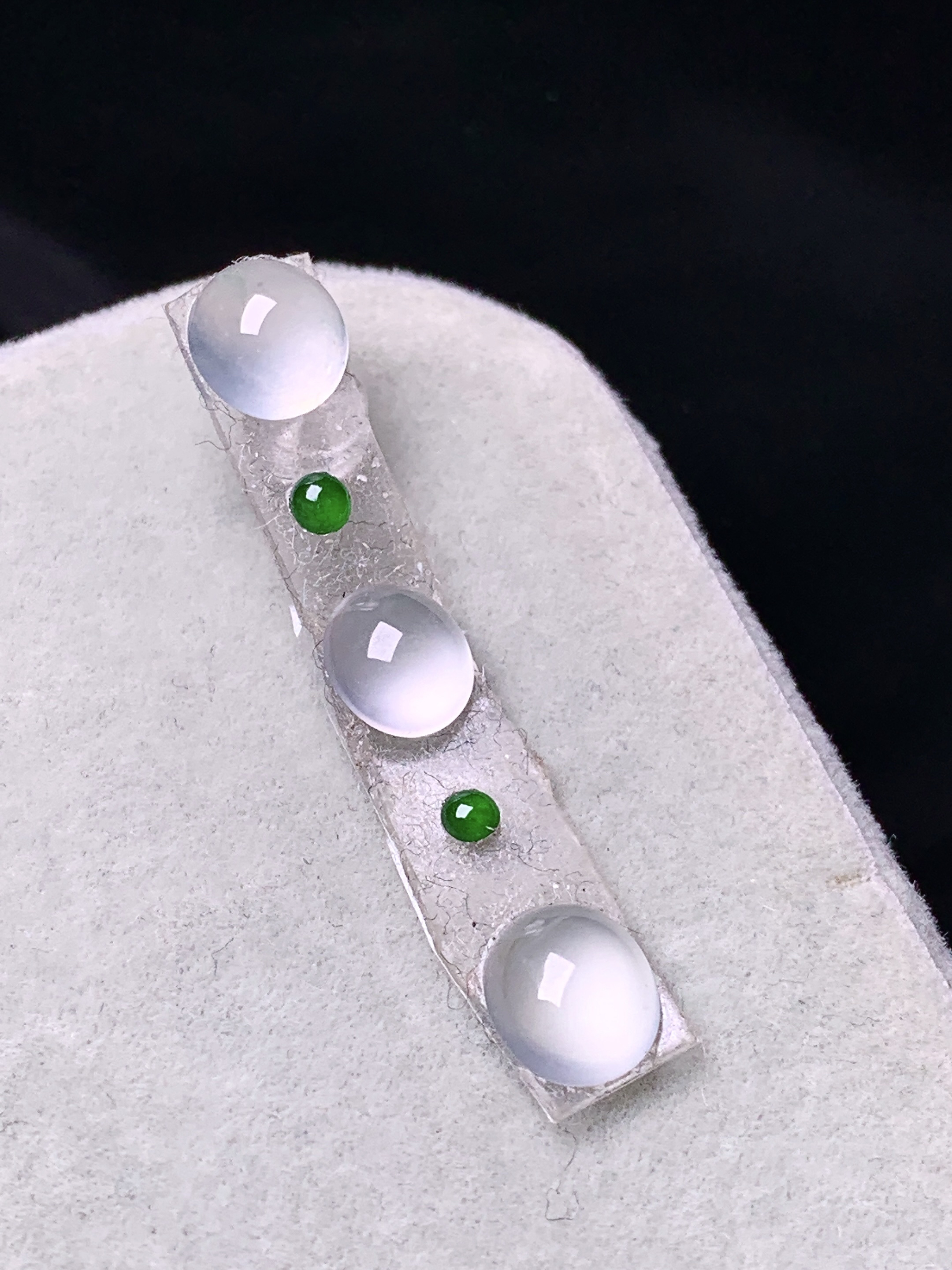 镶嵌款 冰种蛋面一手 玉质细腻 色泽艳丽清新 水润亮眼 整体尺寸7.5*6.5*3j3