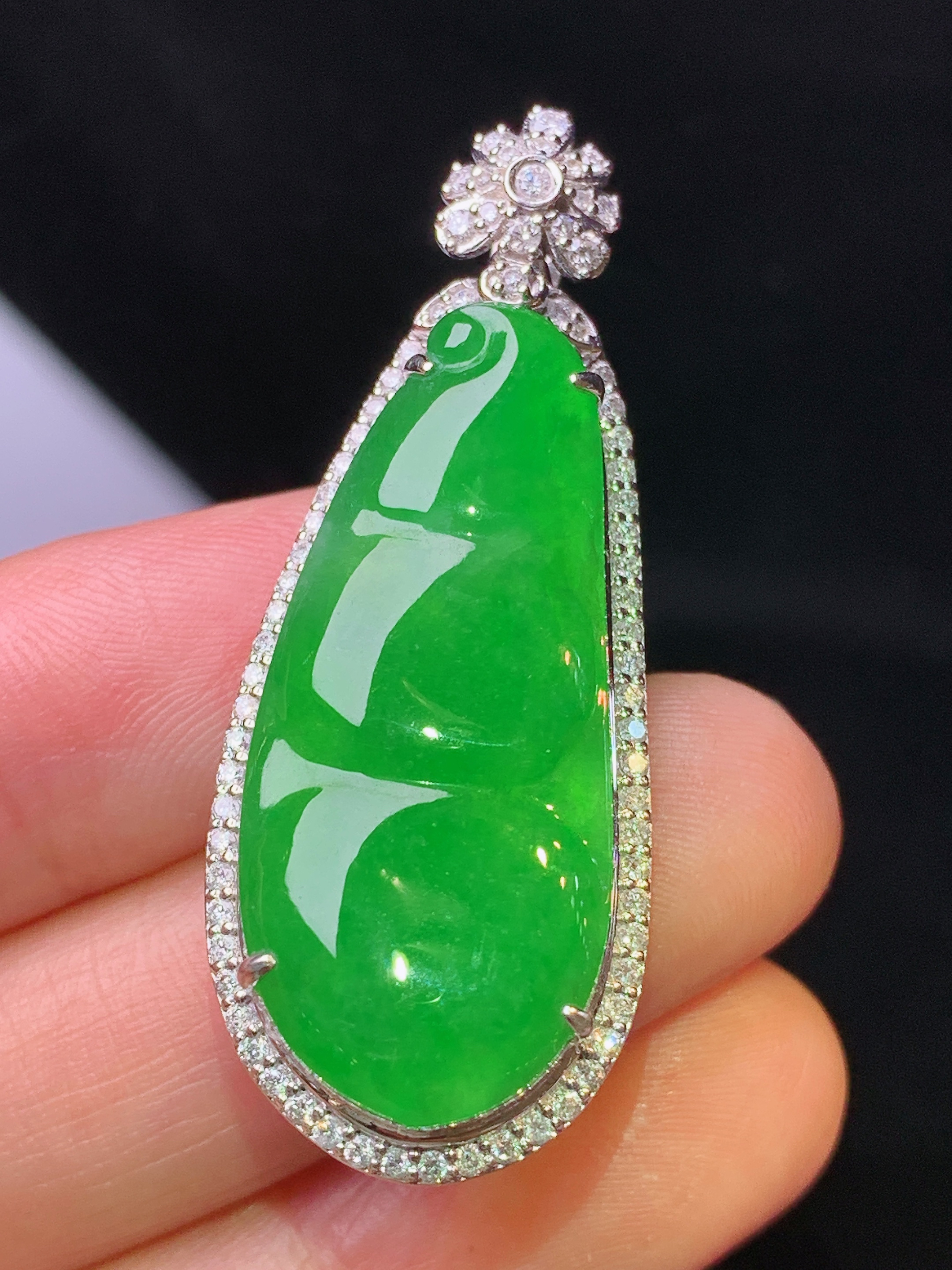 18k金钻镶嵌满绿四季豆吊坠 玉质细腻 色泽艳丽清新 水润亮眼 整体尺寸43*17*11f1