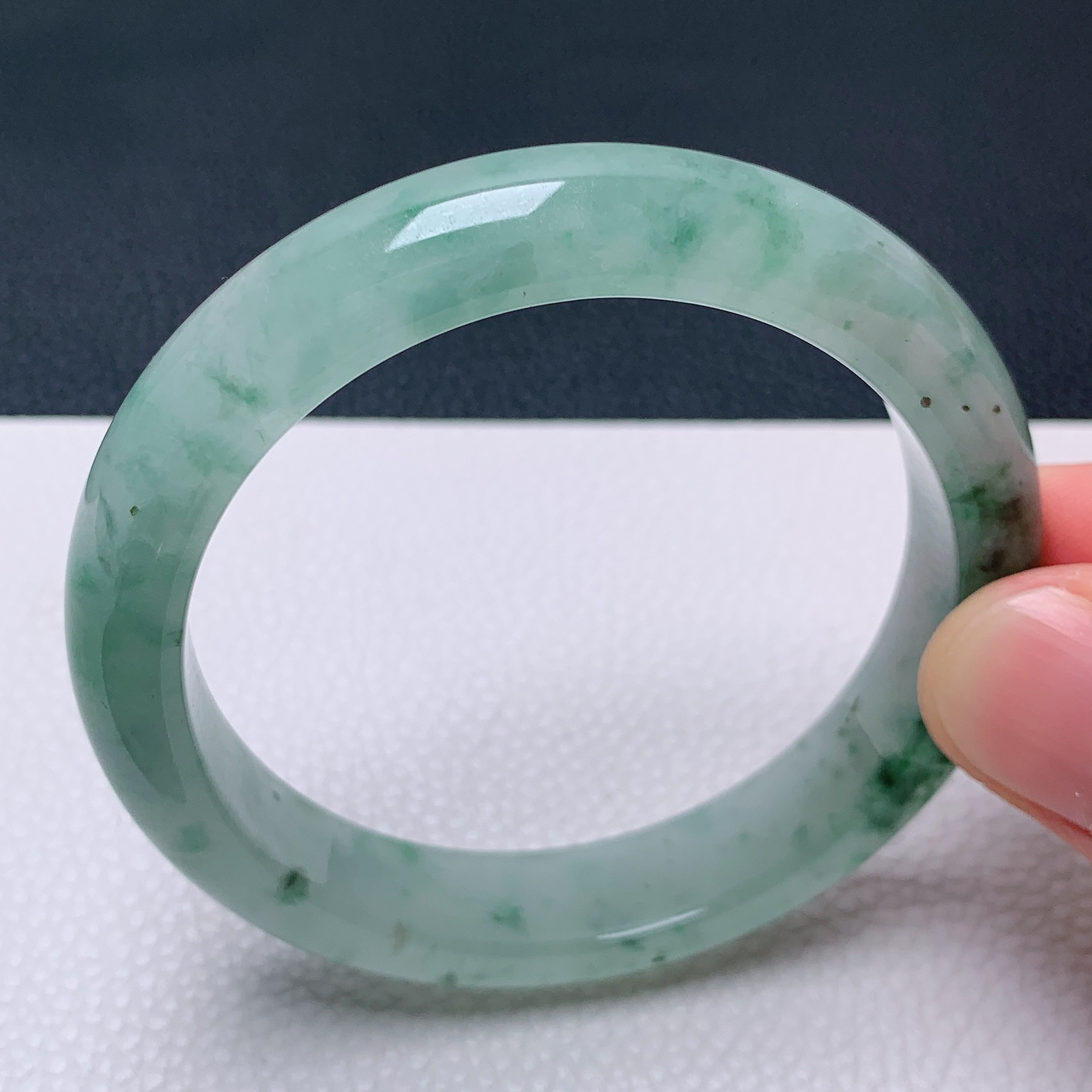 天然翡翠圈口55-56老坑飘绿手镯 玉质细腻 种水好 尺寸：55.3-12-7.8mm  M22