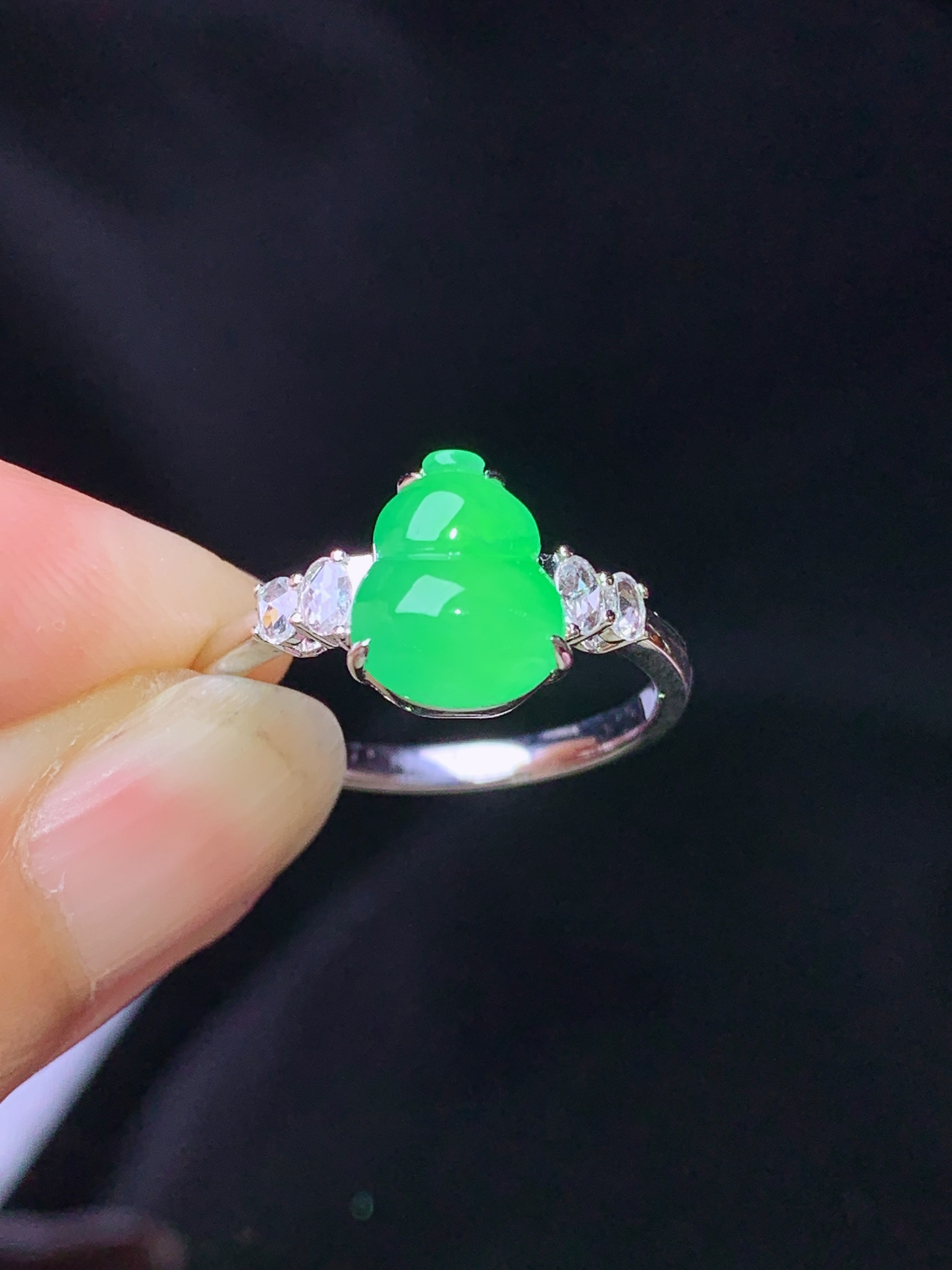 18k金钻镶嵌翠绿葫芦戒指 玉质细腻 色泽艳丽清新 水润亮眼 圈口14 裸石尺寸9.5*7.7*4.