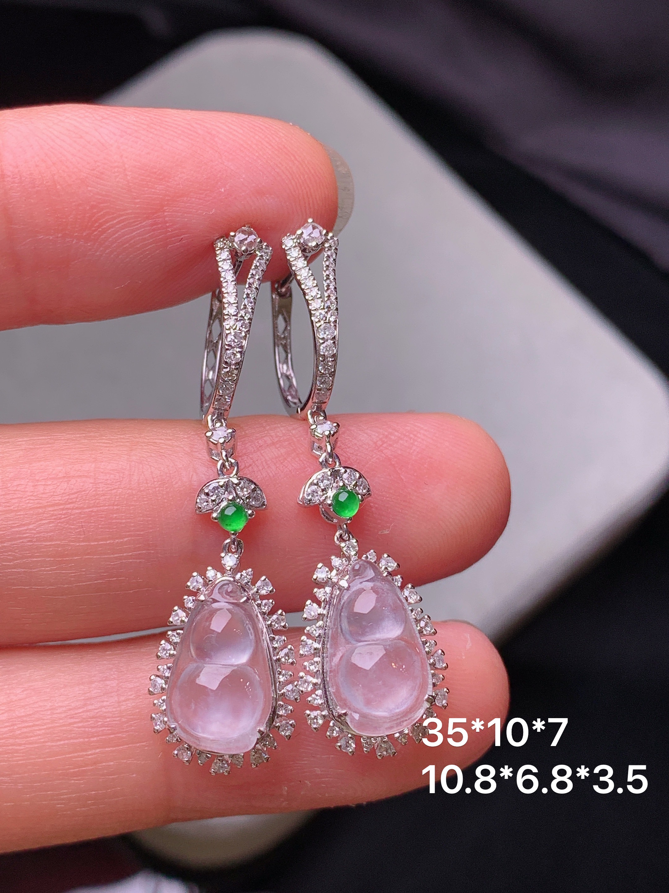 18k金钻镶嵌冰种葫芦耳坠 玉质细腻 色泽艳丽清新 水润亮眼 整体尺寸35*10*7z2