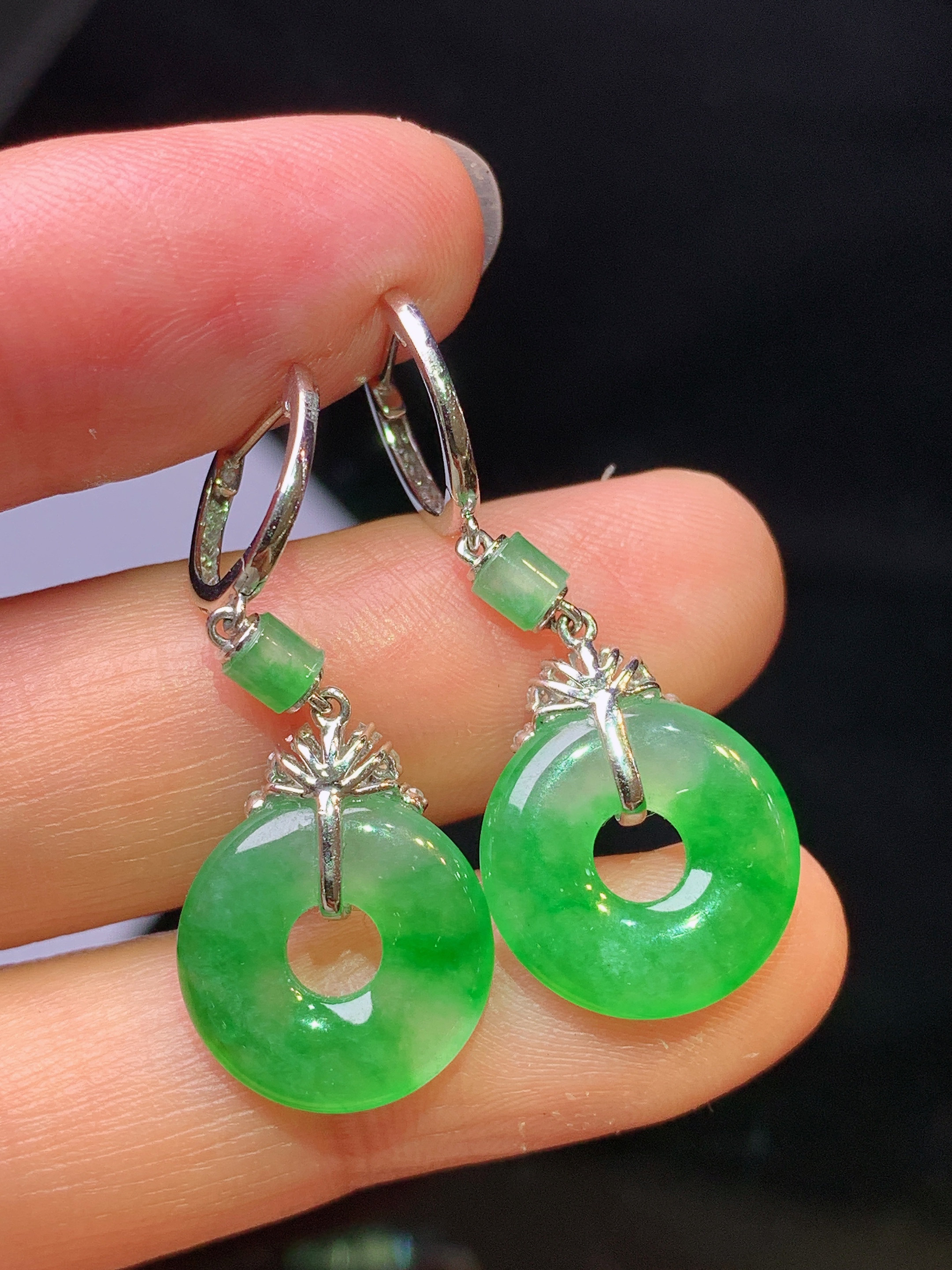 18k金钻镶嵌翠绿平安环耳坠 玉质细腻 色泽艳丽清新 水润亮眼 整体尺寸33*13.5*2.8y4