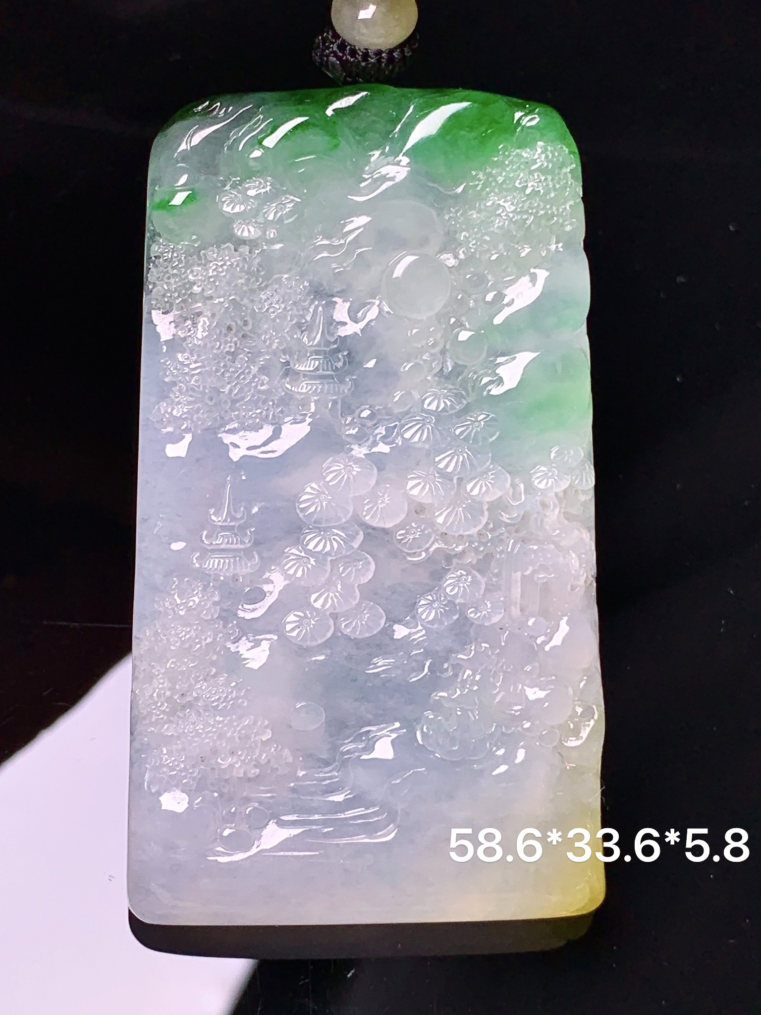 飘绿山水牌子吊坠 玉质细腻 色泽艳丽清新 水润亮眼 整体尺寸58.6*33.6*5.8w1