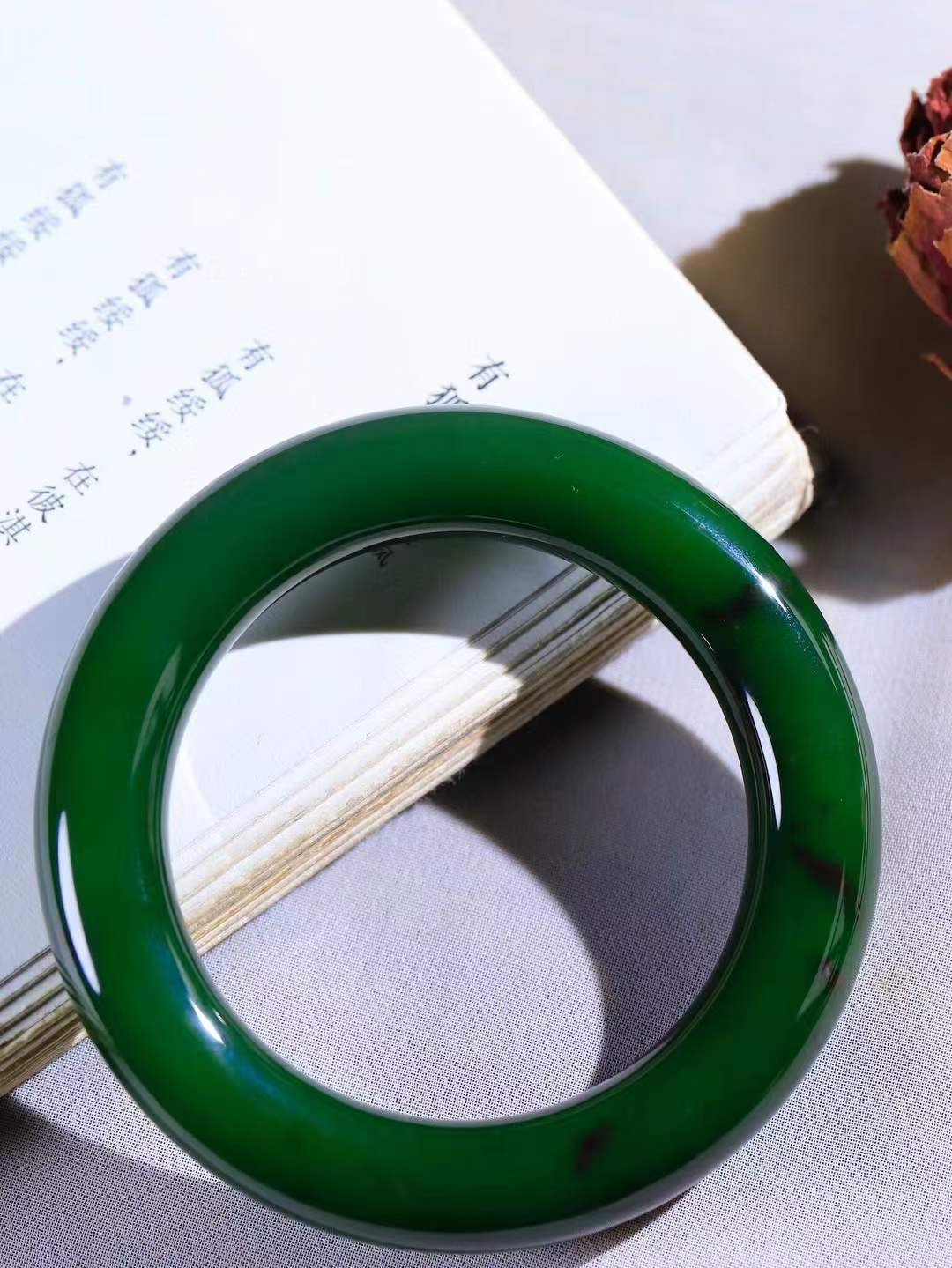 【碧波流转·手镯】

收藏传家级臻品️和田玉碧玉圆条手镯，玉质细腻温润，手感舒适，️线条流畅，简约大气，美自天成，佩戴于腕间，婉约之美，举手投足间透出那份低调奢华，醉人心扉。
重82.3克 内径圈口54.5mm尺寸12.4-12.6mm  FDA-13352908