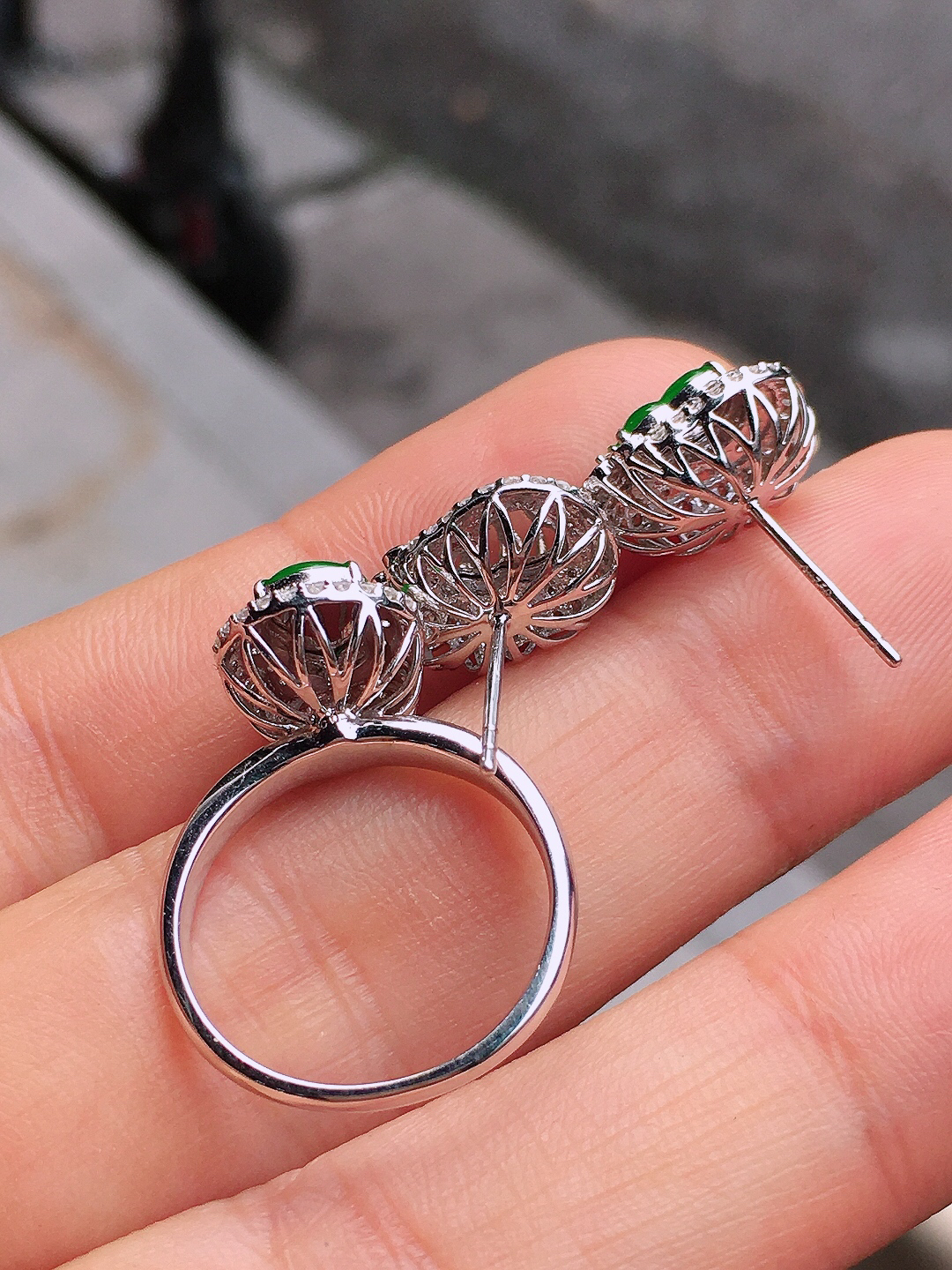 阳绿葫芦套装（耳钉+戒指），色泽均匀艳丽，玉质细腻，荧光感超
强，饱满圆润，尽显优雅气质，18k
金豪华镶嵌