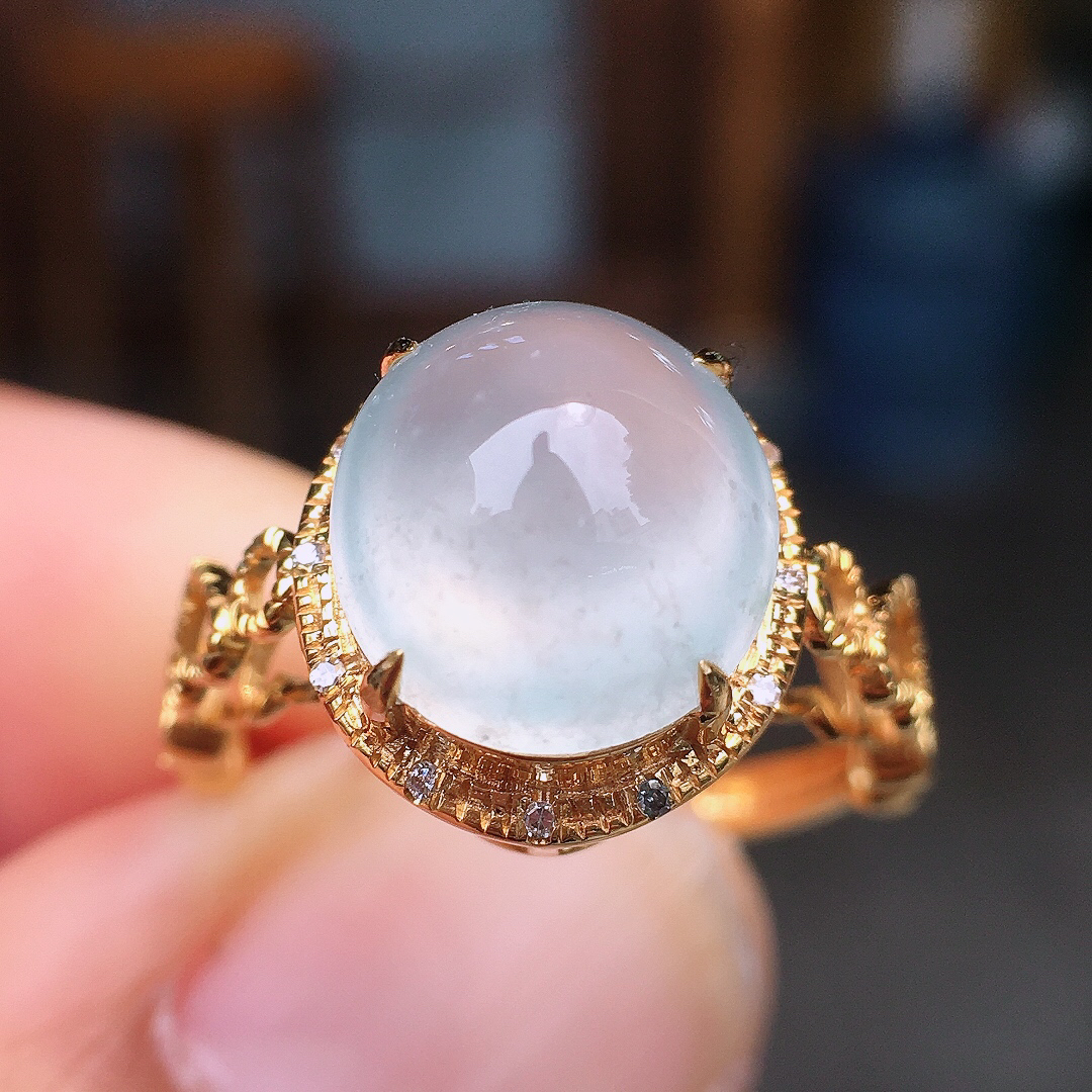 冰种蛋面戒指，玉质细腻，荧光感超
强，饱满圆润，尽显优雅气质，18k
金豪华镶嵌