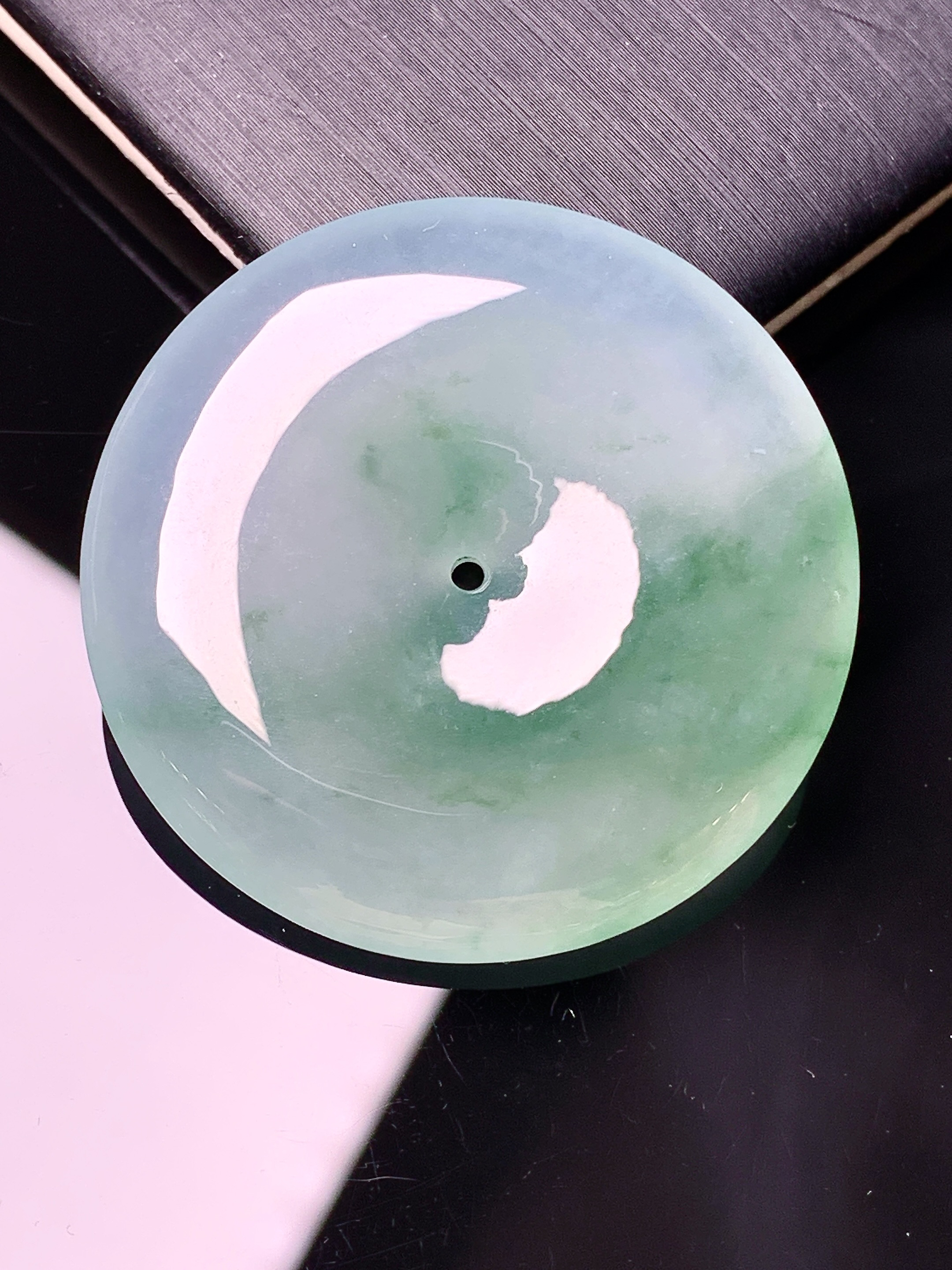 冰种飘绿平安扣吊坠 玉质细腻 色泽艳丽清新 水润亮眼 整体尺寸35.6*6.2a2