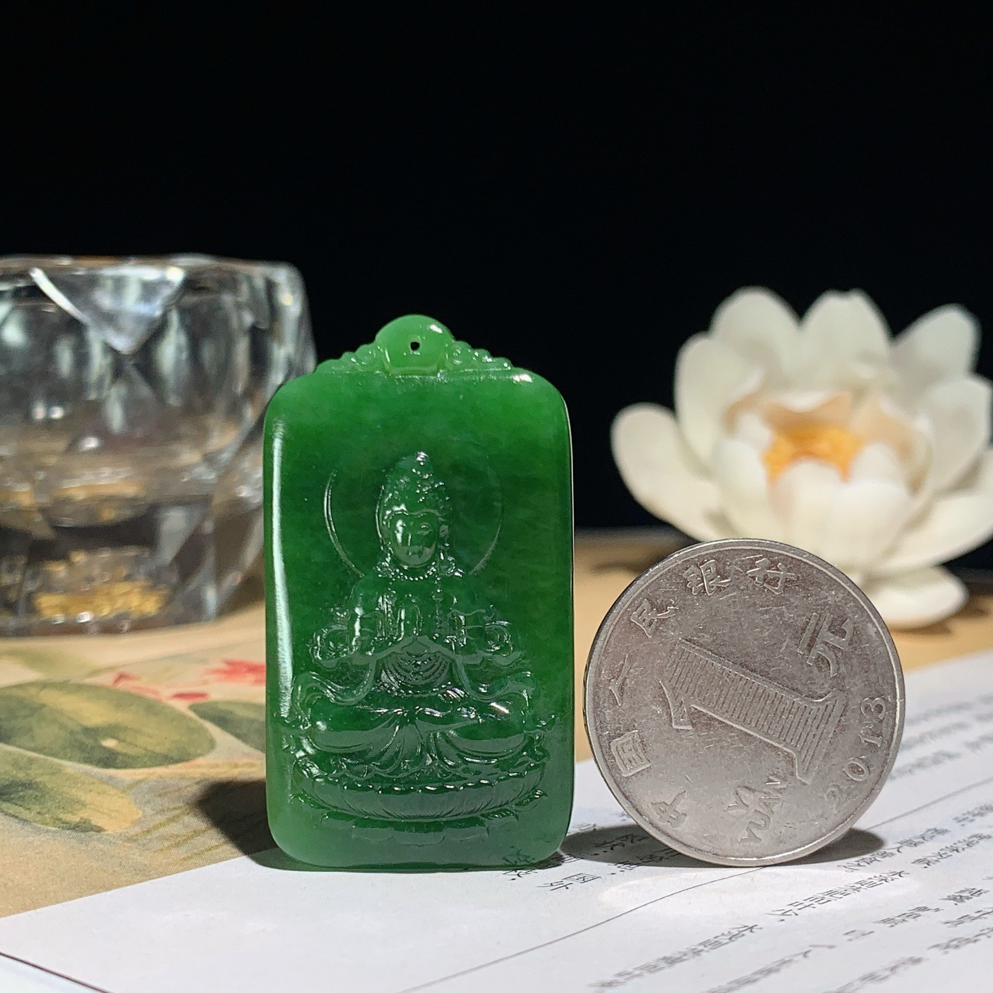 和田玉阳绿俄罗斯碧玉坐莲观音牌子挂件。尺寸42/24/8重18克 玉质细腻油润 底色纯净 脂粉好，品质好。lt260328