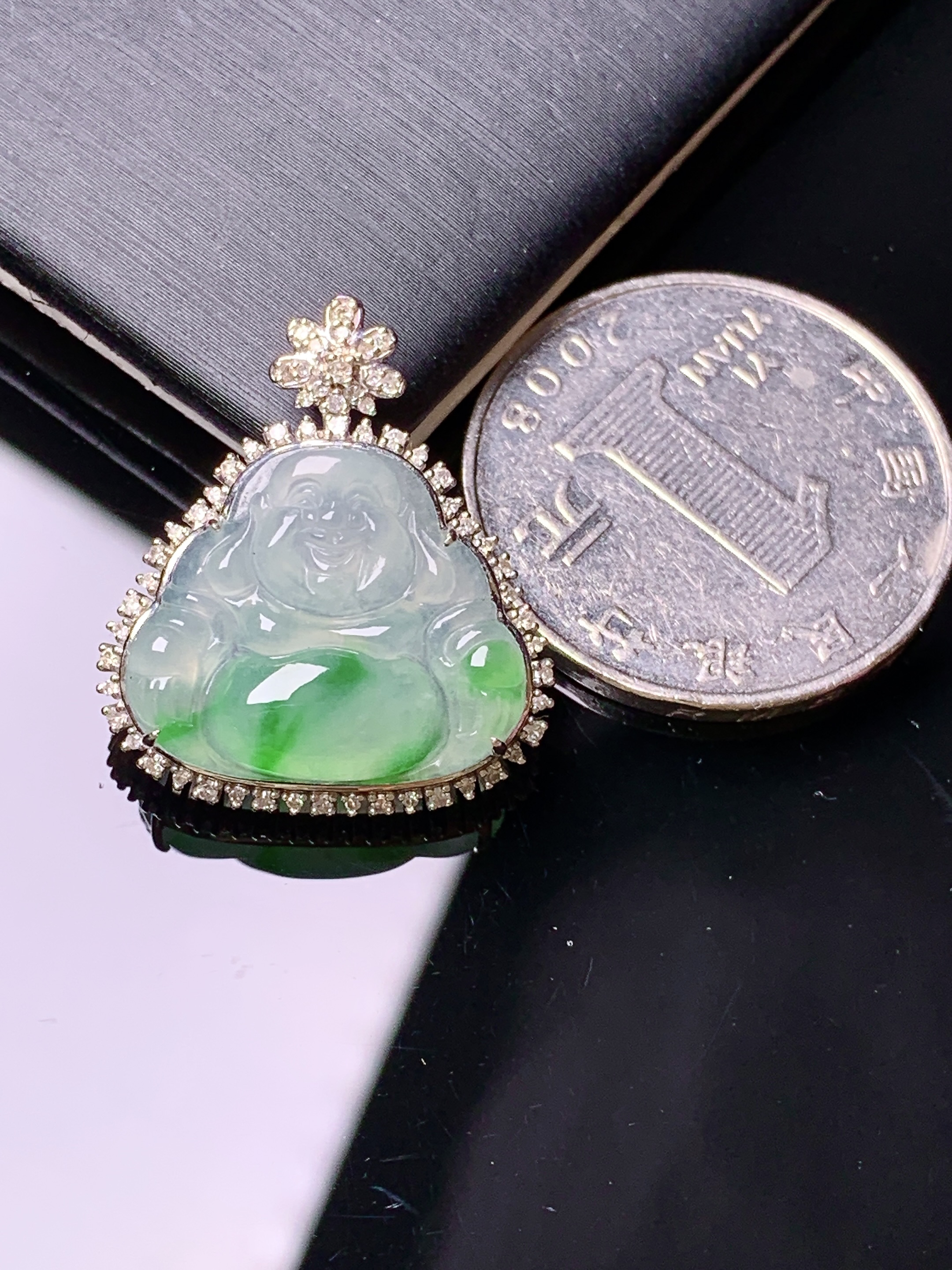 18k金钻镶嵌飘绿佛公吊坠 玉质细腻 色泽艳丽清新 水润亮眼 整体尺寸24.3*21.2*8y4