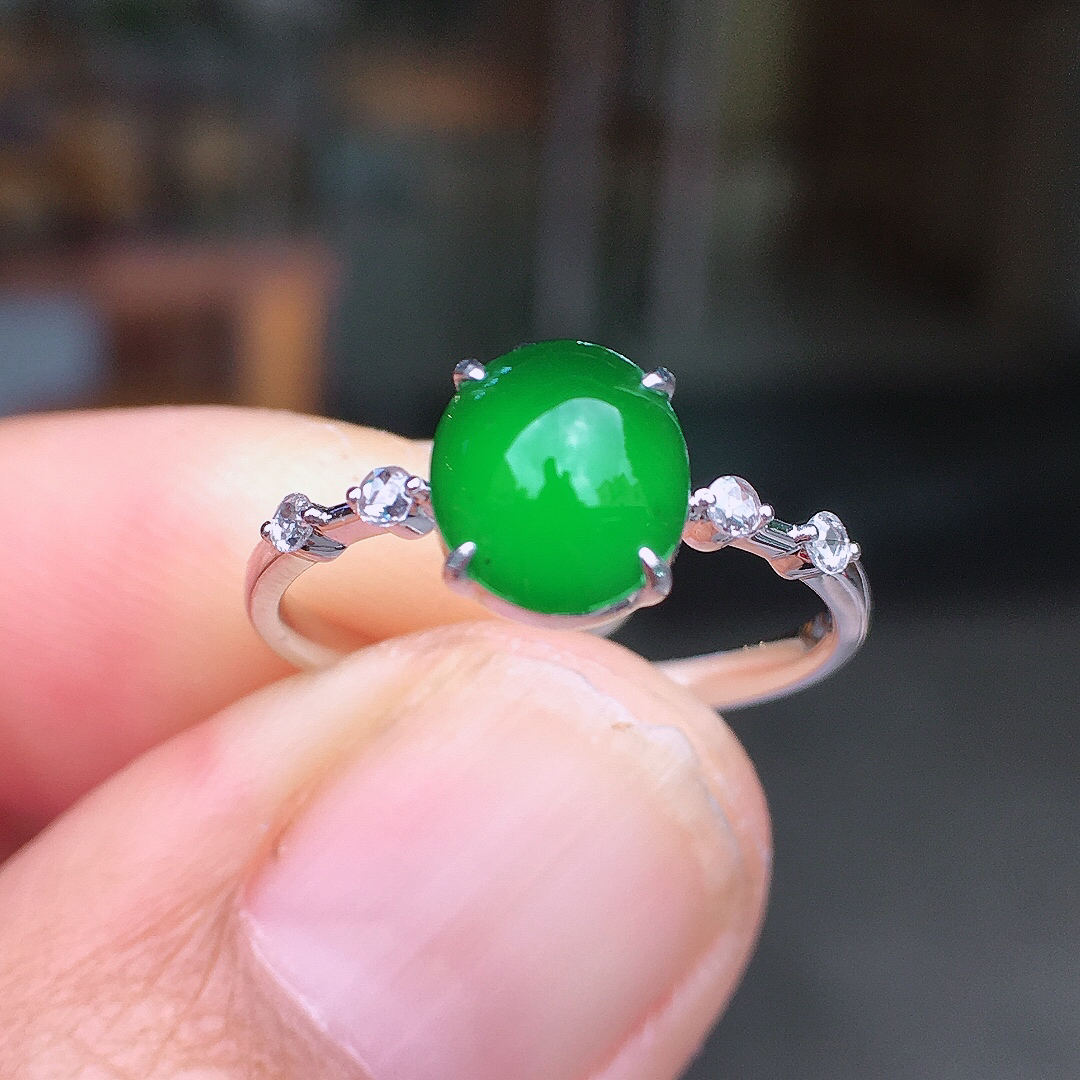 阳绿蛋面戒指，色泽均匀艳丽，玉质细腻，荧光感超
强，饱满圆润，尽显优雅气质，18k
金豪华镶嵌