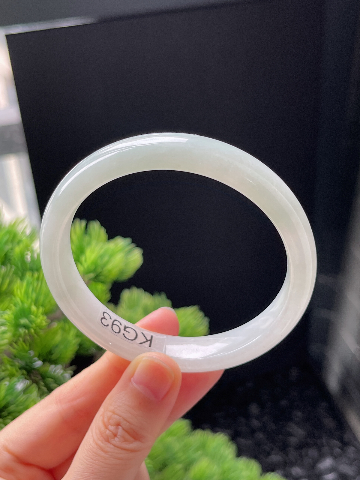 正圈58.4圈口，翡翠糯化种淡绿色手镯