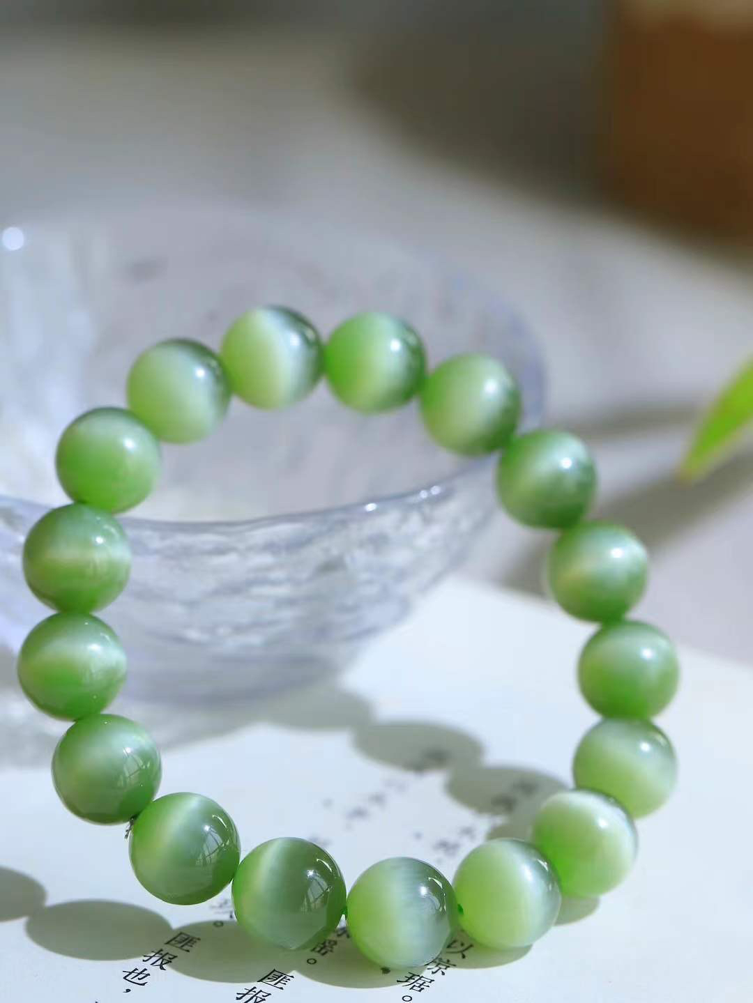 （猫眼手串）

收藏级臻品和田玉碧玉猫眼圆珠手串 质地温润灵动 猫眼儿般的光中，有波光潋滟，也有梦幻清韵。行走于市井的喧嚣，相顾不言，便得清欢。重45.7克 尺寸取一11.8mmFDT-23352953