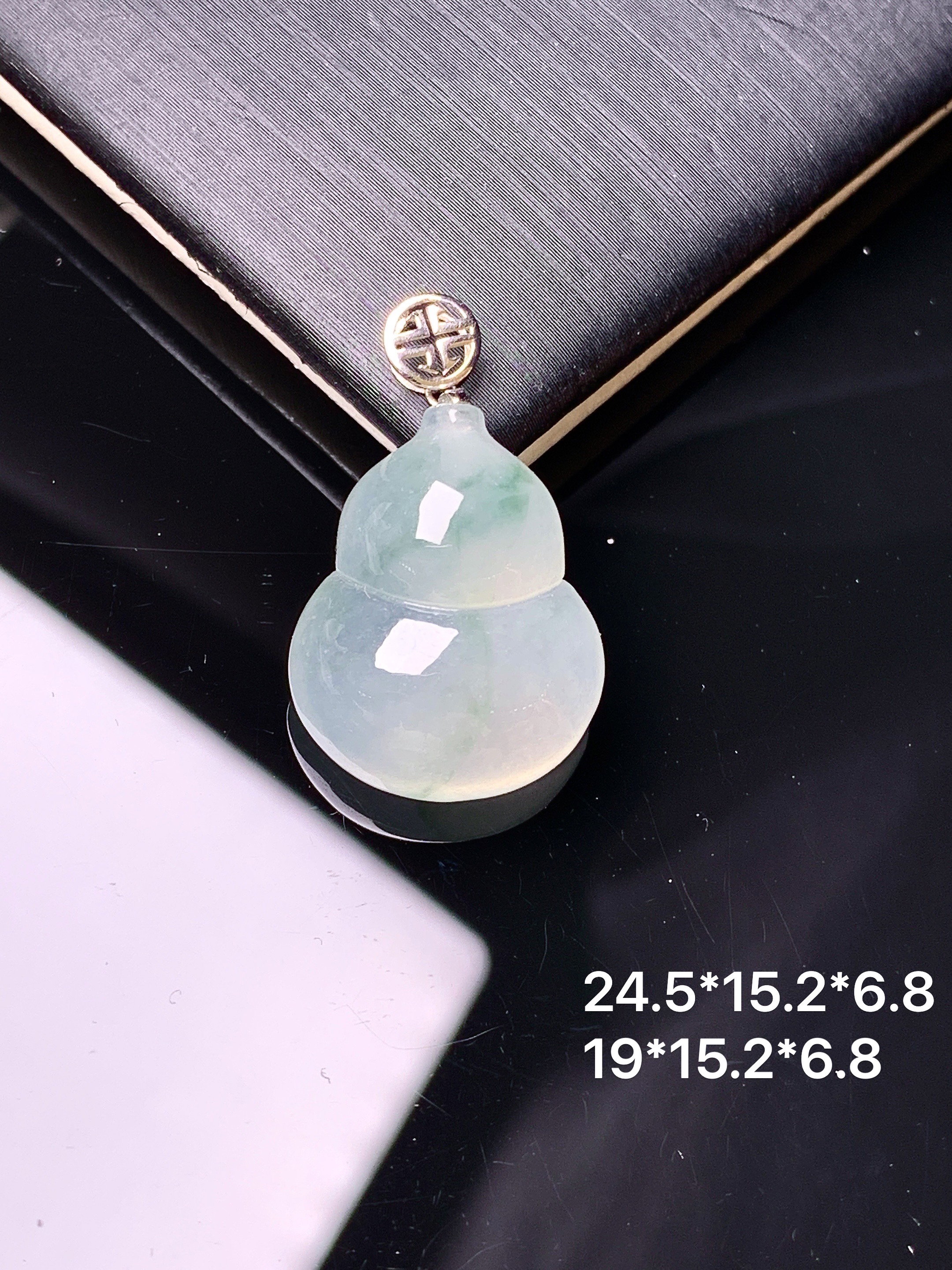 18k金镶嵌冰种葫芦吊坠 玉质细腻 色泽艳丽清新 水润亮眼 整体尺寸24.5*15.2*6.8m1