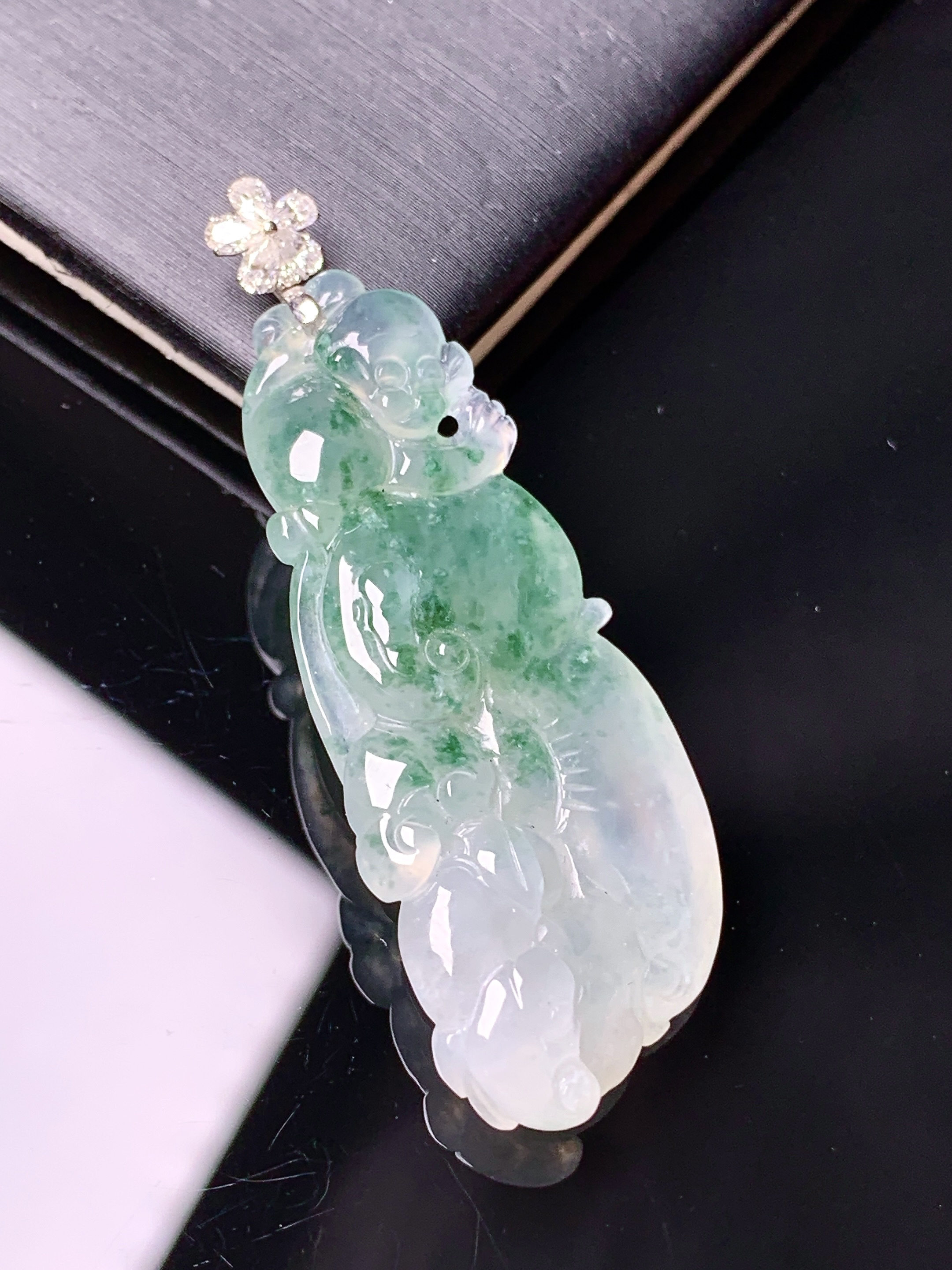 18k金钻镶嵌飘绿如意吊坠 玉质细腻 色泽艳丽清新 水润亮眼 整体尺寸47.5*17*6.2