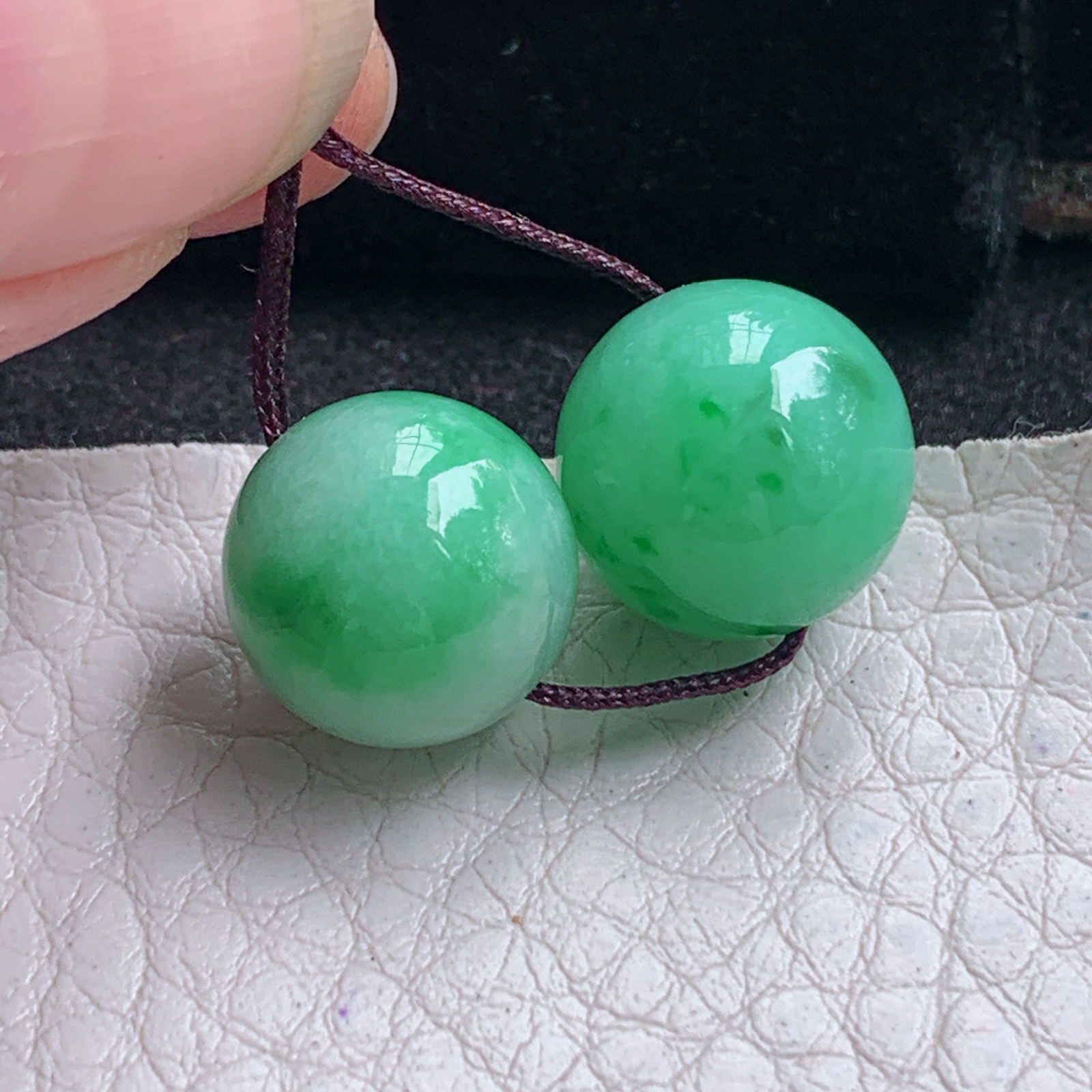 py实拍11+mm 缅甸翡翠胶感饱满辣绿圆珠一对，转运珠手串