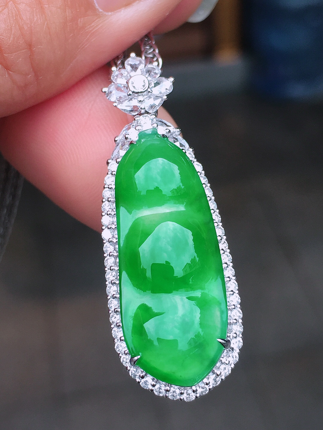 阳绿福豆吊坠，色泽均匀艳丽，玉质细腻，荧光感超
强，饱满圆润，尽显优雅气质，18k
金豪华镶嵌