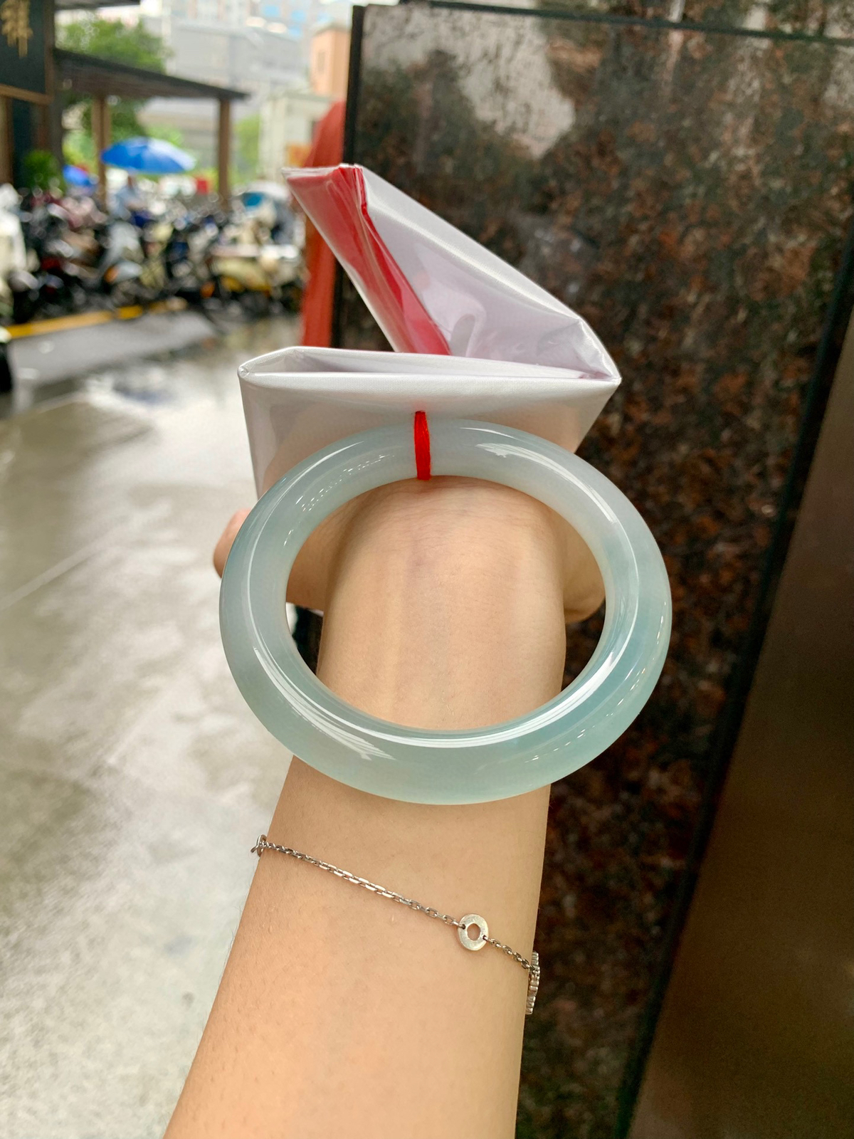 冰蓝圆条
59.2-11.3-11.7
底妆冰透，千变万化的冰晴蓝底色，拥有海的颜色，却散发着星空的光芒，这是一只来自冰川蓝的清冷气质仙女镯。