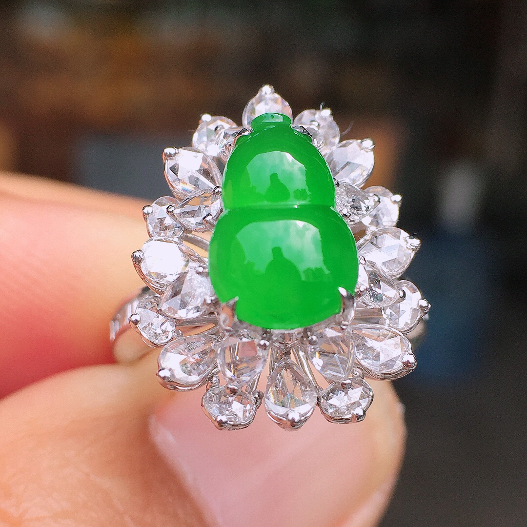 阳绿葫芦色泽均匀艳丽，玉质细腻，荧光感超
强，饱满圆润，尽显优雅气质，18k
金豪华镶嵌