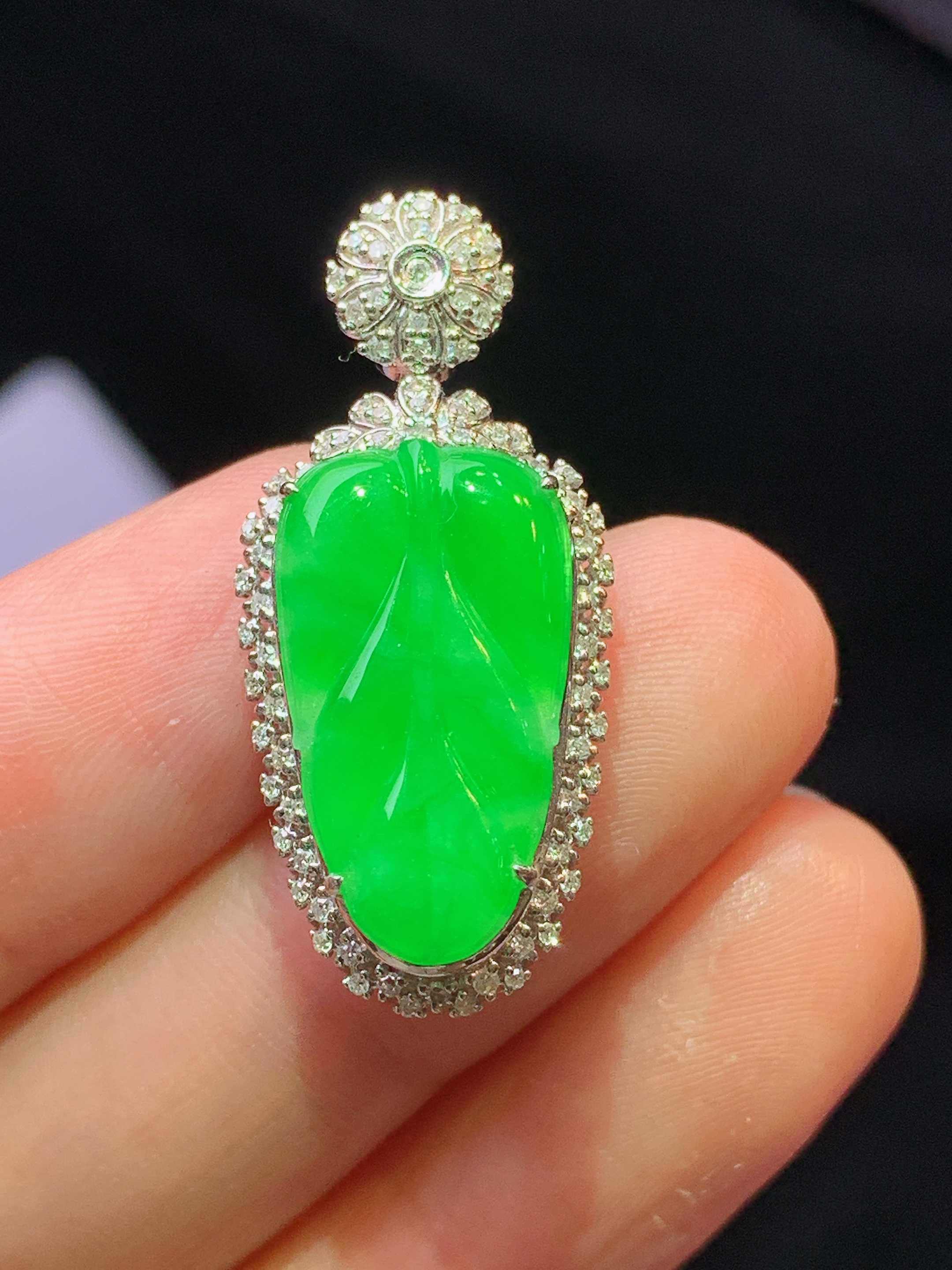 18k金钻镶嵌翠绿树叶吊坠 玉质细腻 色泽艳丽清新 水润亮眼 整体尺寸31*14.2*8.6y4