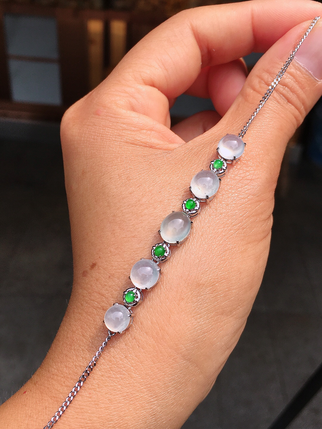 冰种蛋面手链，玉质细腻，荧光感超
强，饱满圆润，尽显优雅气质，18k
金豪华镶嵌