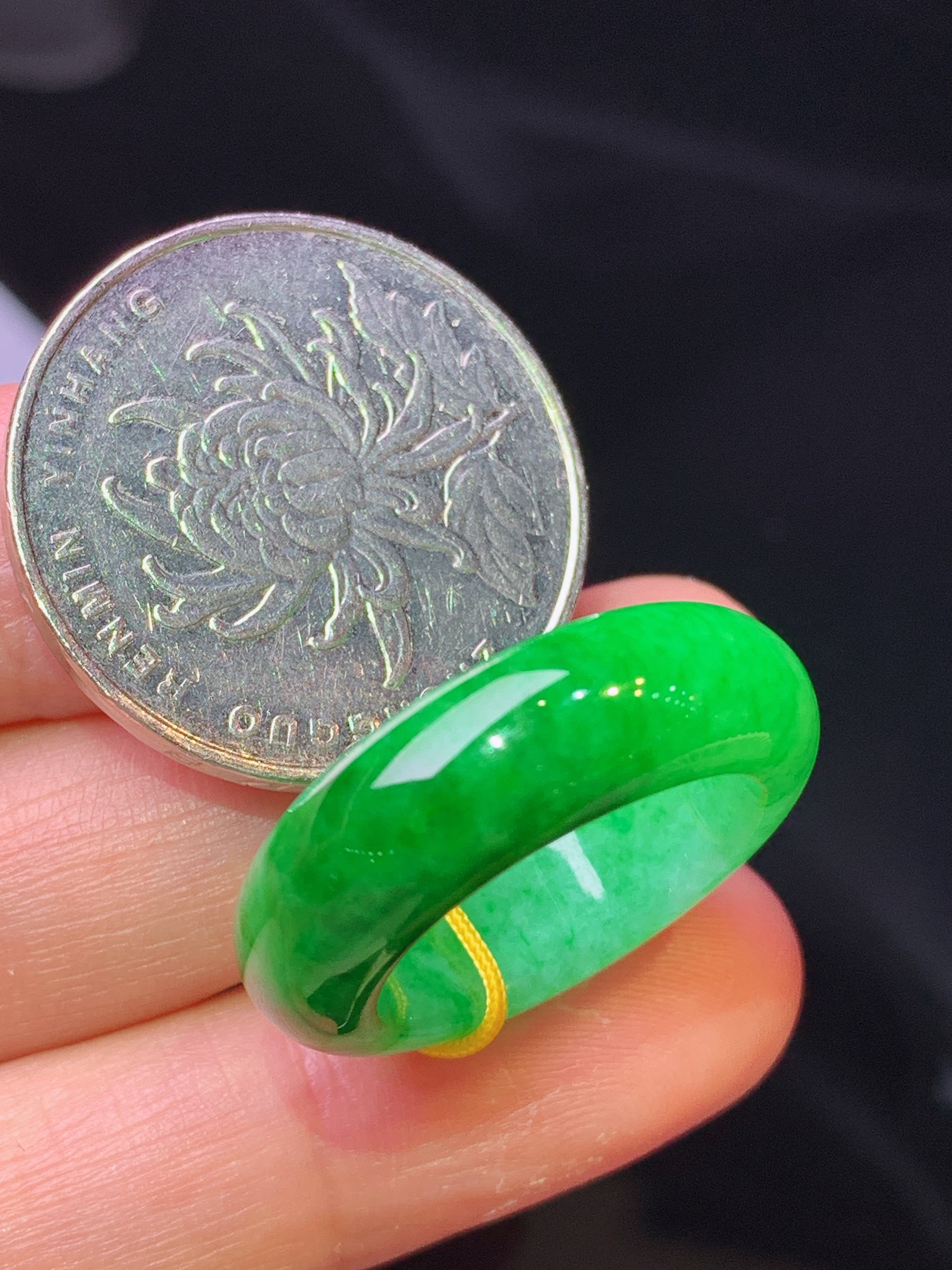 翠绿指环吊坠 玉质细腻 色泽艳丽清新 水润亮眼 圈口12.5 整体尺寸25*7*4.3b1