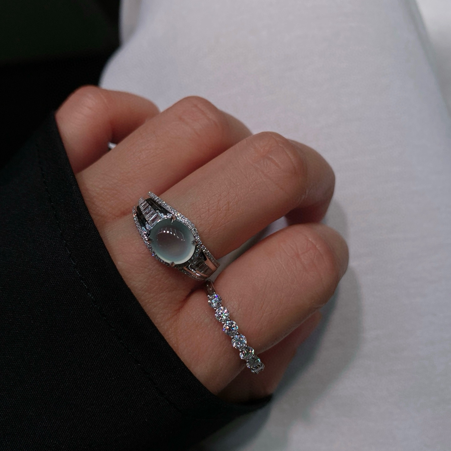 高冰蛋面戒指 
冰纯饱满，温润起光，纯净无暇
18k金镶嵌，佩戴优雅精致
尺寸如图一  实物更美～