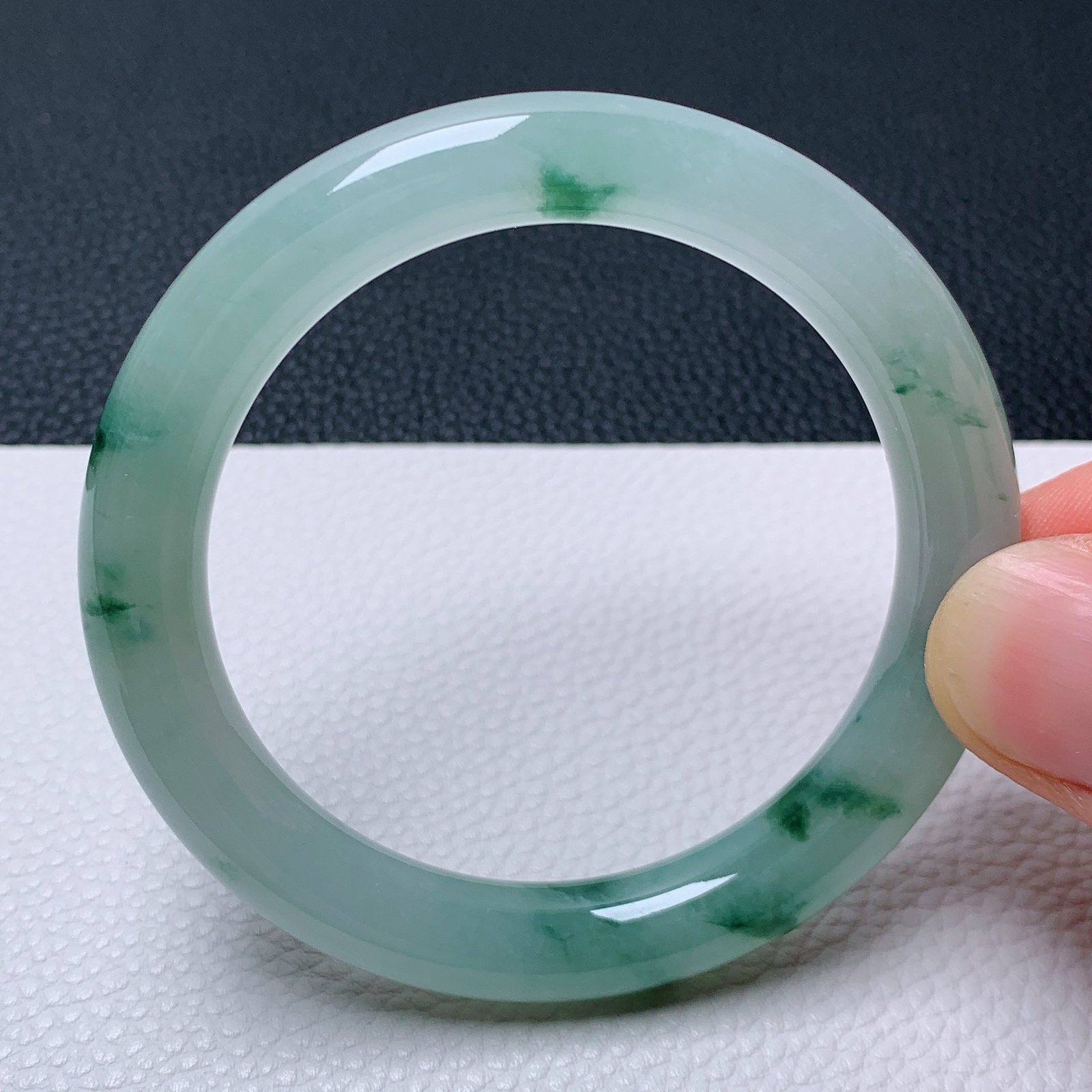 天然翡翠小圈口51-52老坑冰飘花圆条手镯 玉质细腻 种水好 尺寸:51.5-9-8.8mm   M22