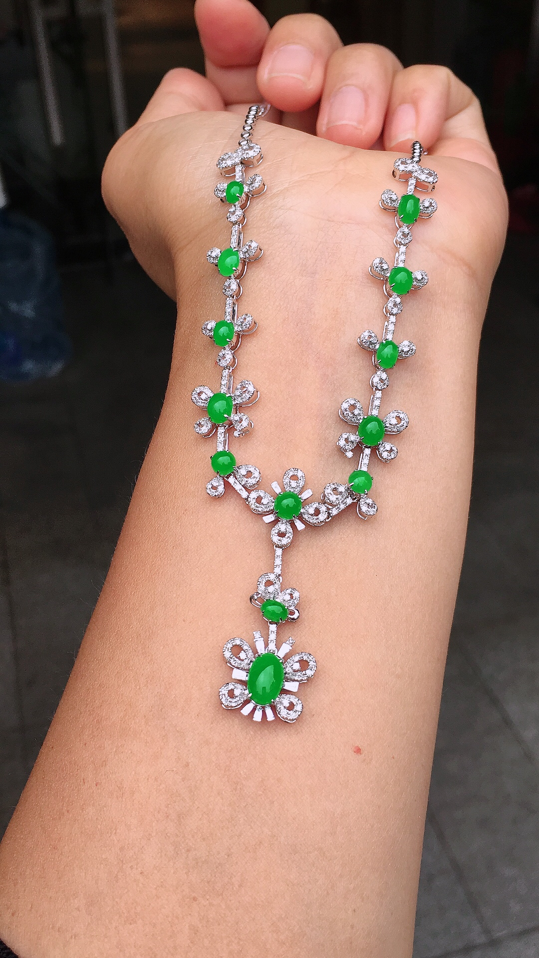 阳绿蛋面晚装项链，色泽均匀艳丽，玉质细腻，荧光感超
强，饱满圆润，尽显优雅气质，18k
金豪华镶嵌