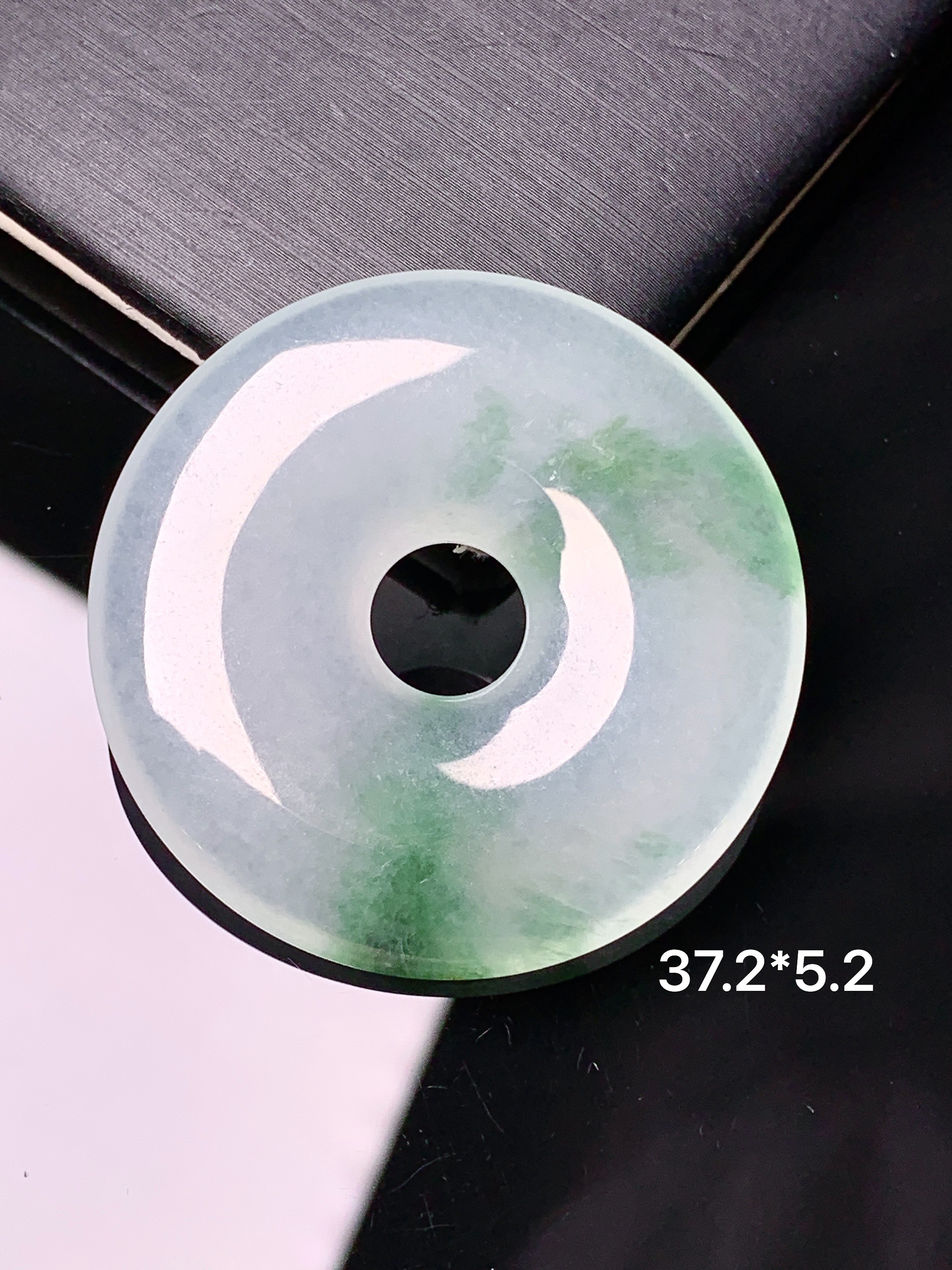 冰种飘绿平安扣环吊坠 玉质细腻 色泽艳丽清新 水润亮眼 整体尺寸37.2*5.2j 3