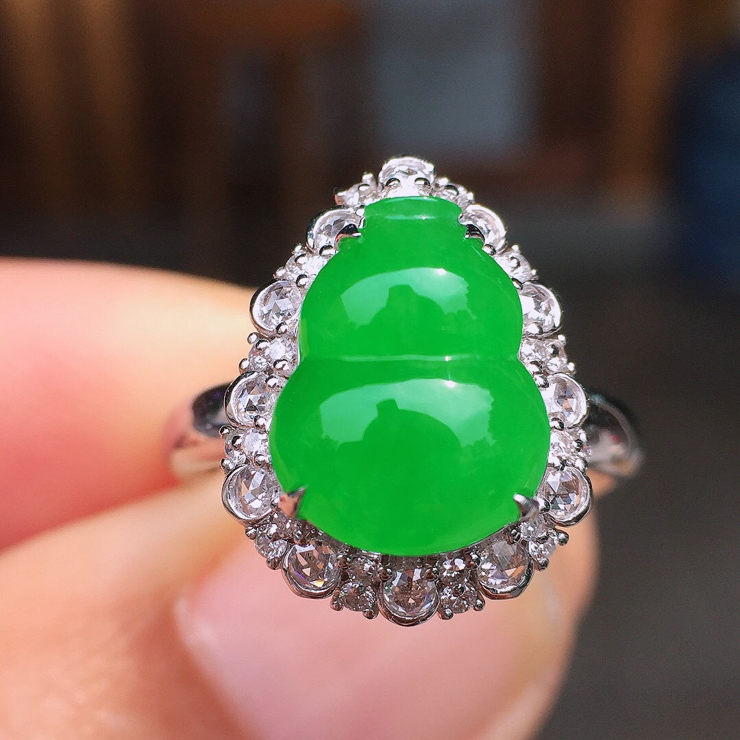 阳绿葫芦戒指，色泽均匀艳丽，玉质细腻，荧光感超
强，饱满圆润，尽显优雅气质，18k
金豪华镶嵌