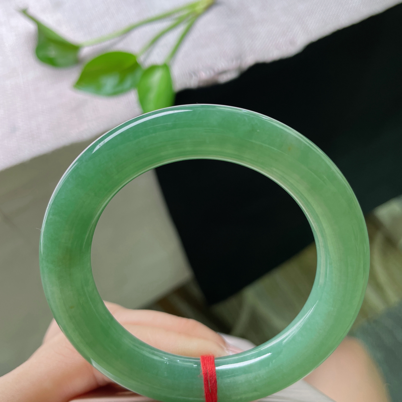 尺寸：54/11.7，绿底胖圆条，满色匀称，种老，通体绿意盈盈，像凝住的碧波，光线下似有生命般鲜活.