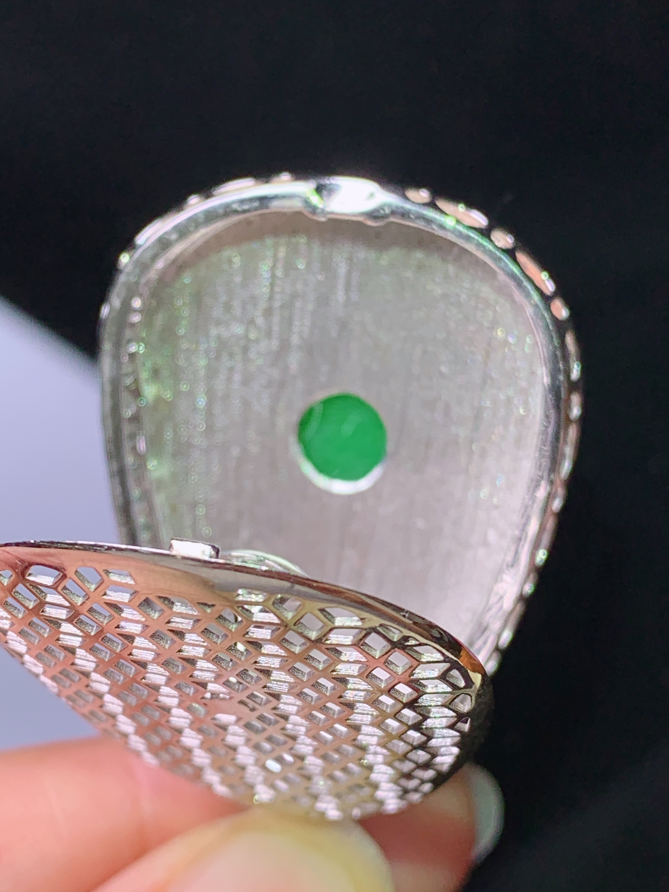 18k金钻镶嵌满绿如意吊坠 玉质细腻 色泽艳丽清新 水润亮眼 整体尺寸44.7*27.8*10m5