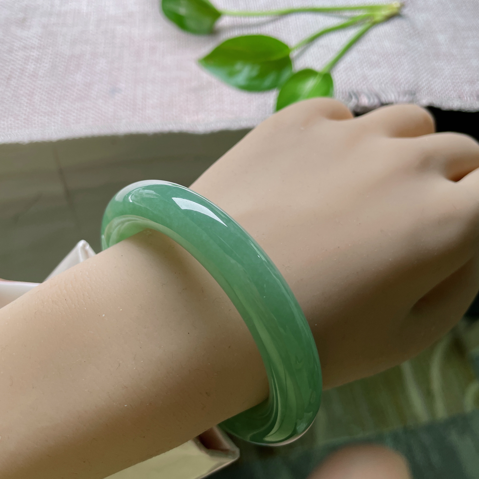 尺寸：54/11.7，绿底胖圆条，满色匀称，种老，通体绿意盈盈，像凝住的碧波，光线下似有生命般鲜活..