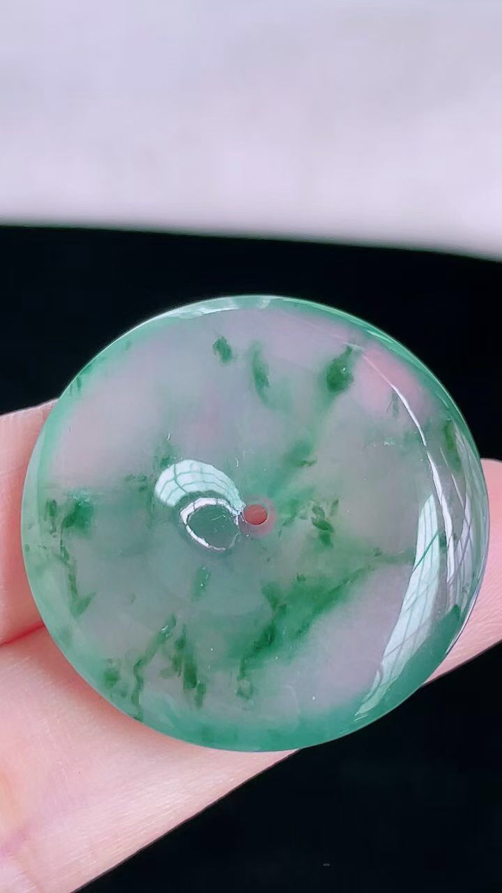 【翡翠名称】老坑种高冰飘花平安扣吊坠
【翡翠尺寸】直径厚度29.9/5.6mm
【翡翠描述】宝贝种老水足，玉质细腻，色泽靓丽，性价比高，佩戴效果好！
【其它赠送】权威证书/精美挂绳盒子/支持全国复检