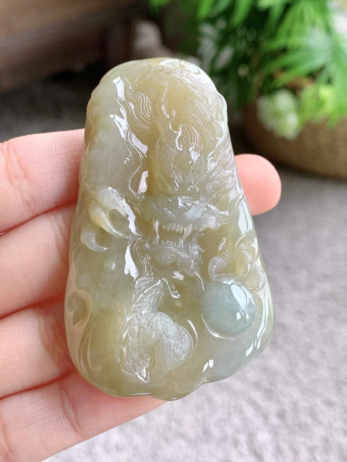 【裸石】冰黄翡龙牌大龙牌吊坠
【说明】缅料 性价比高  
【尺寸】65.5-40-12