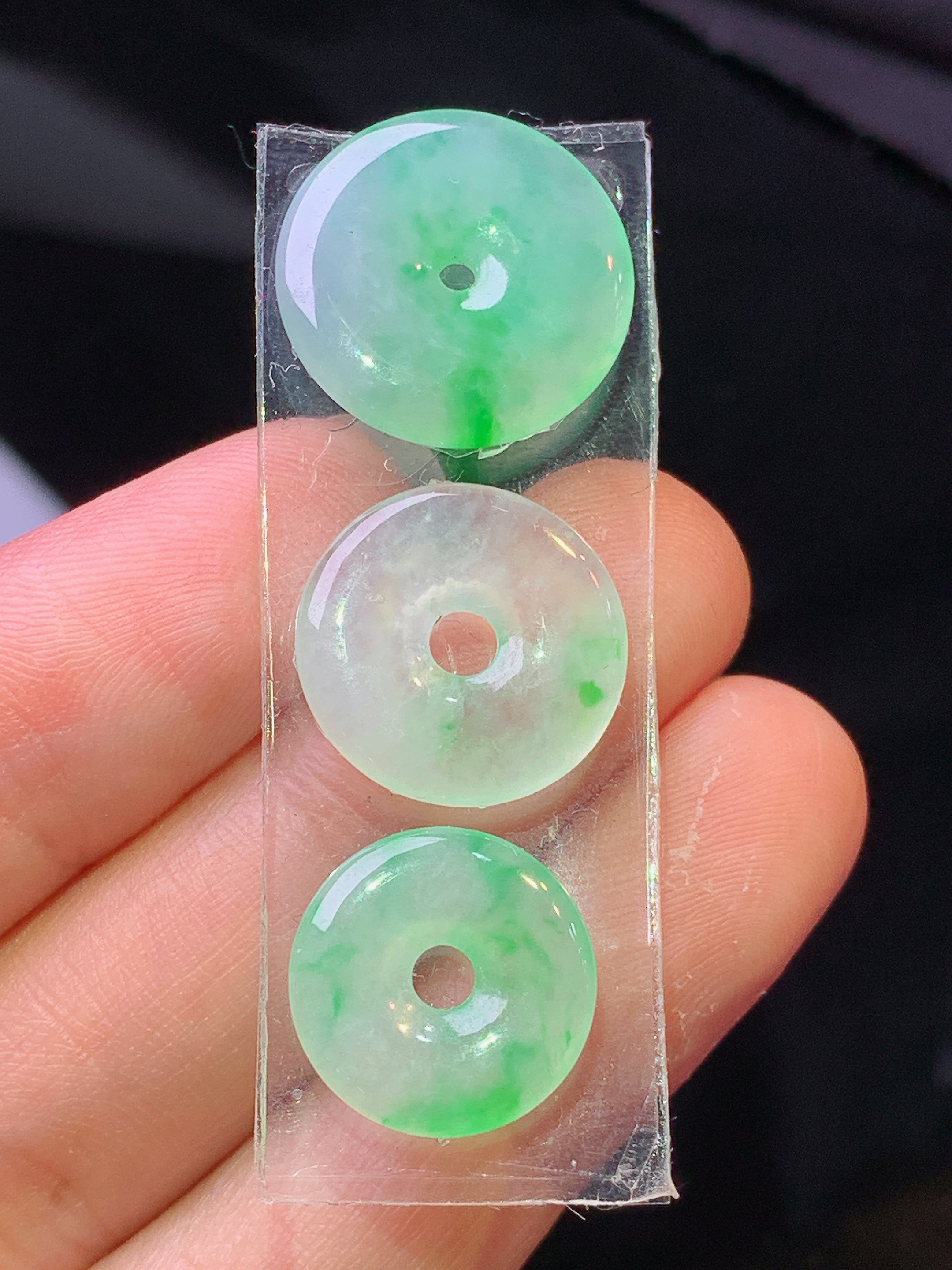 镶嵌款 飘绿平安扣一手 玉质细腻 色泽艳丽清新 水润亮眼 整体尺寸16*2.6j3