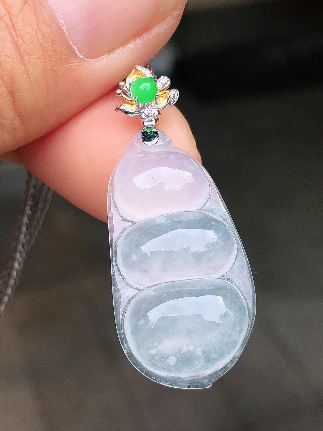 冰种福豆吊坠，玉质细腻，荧光感超
强，饱满圆润，尽显优雅气质，18k
金豪华镶嵌