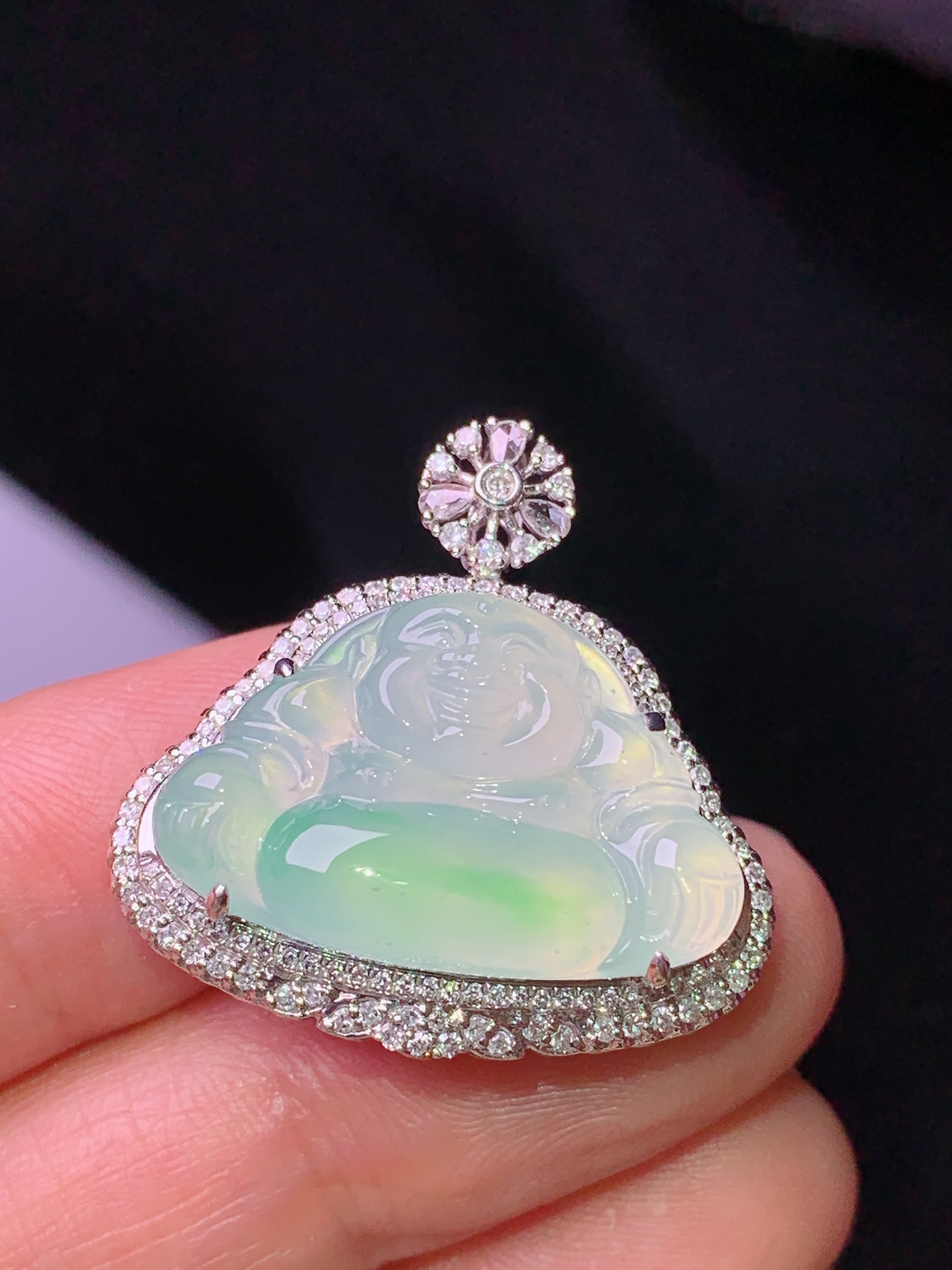 18k金钻镶嵌飘绿佛公吊坠 玉质细腻 色泽艳丽清新 水润亮眼 整体尺寸27*26.5*11.2g2