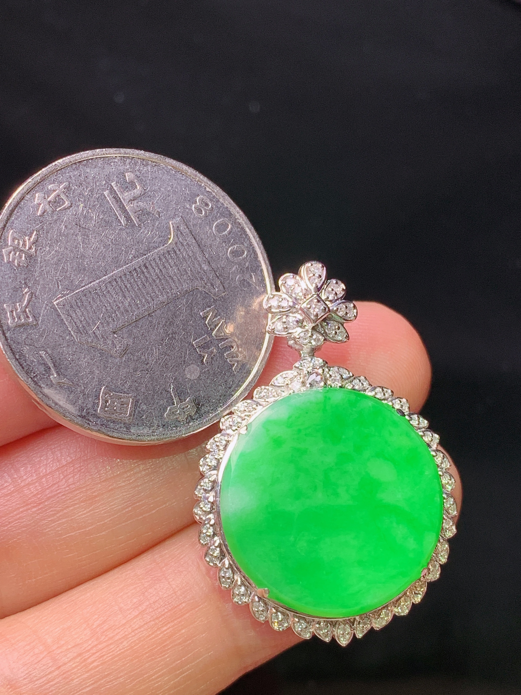 18k金钻镶嵌翠绿圆牌吊坠 玉质细腻 色泽艳丽清新 水润亮眼 整体尺寸31*21.5*8.3y4
