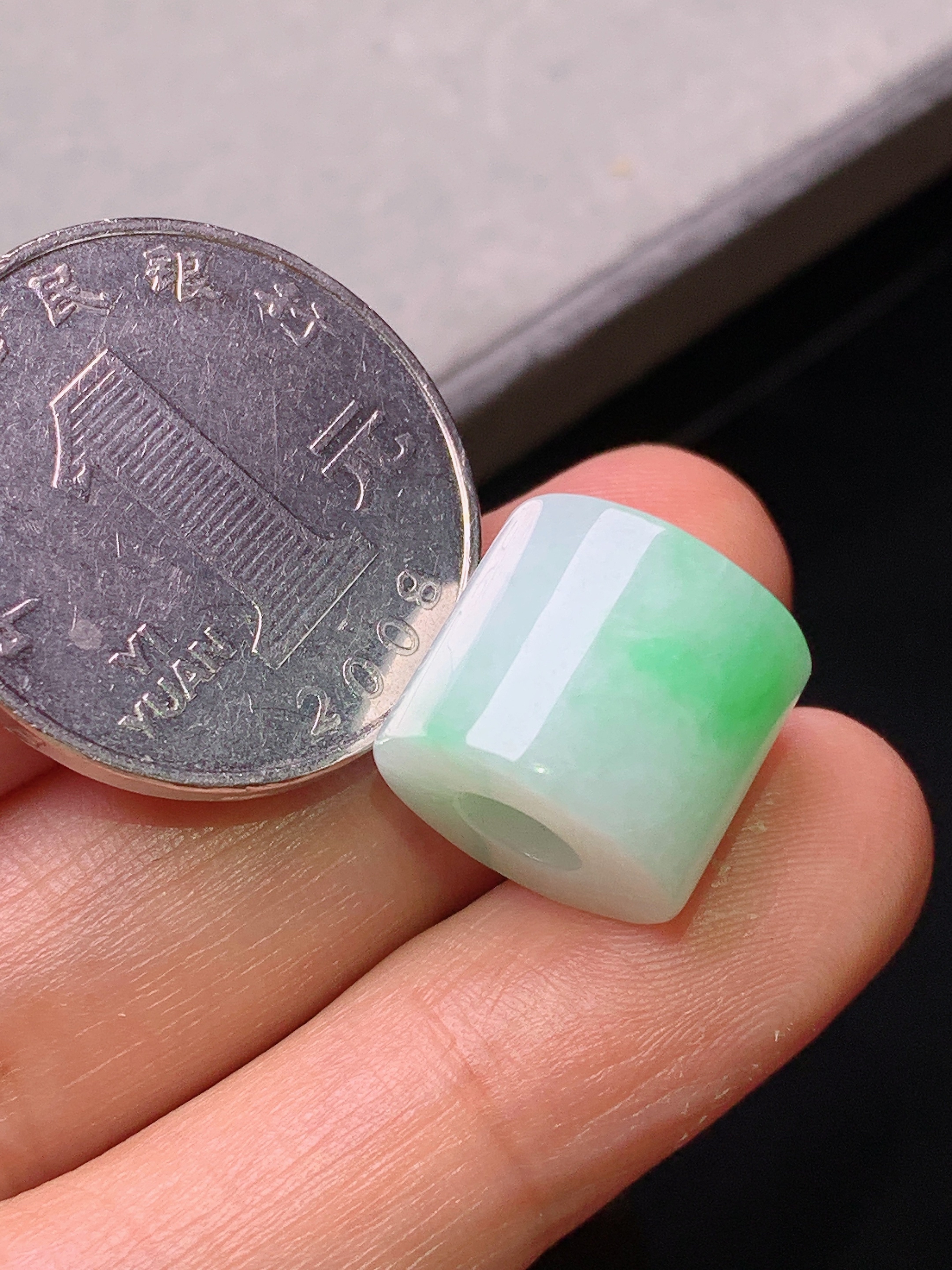 飘绿路路通吊坠 玉质细腻 色泽艳丽清新 水润亮眼 整体尺寸13.8*12h4