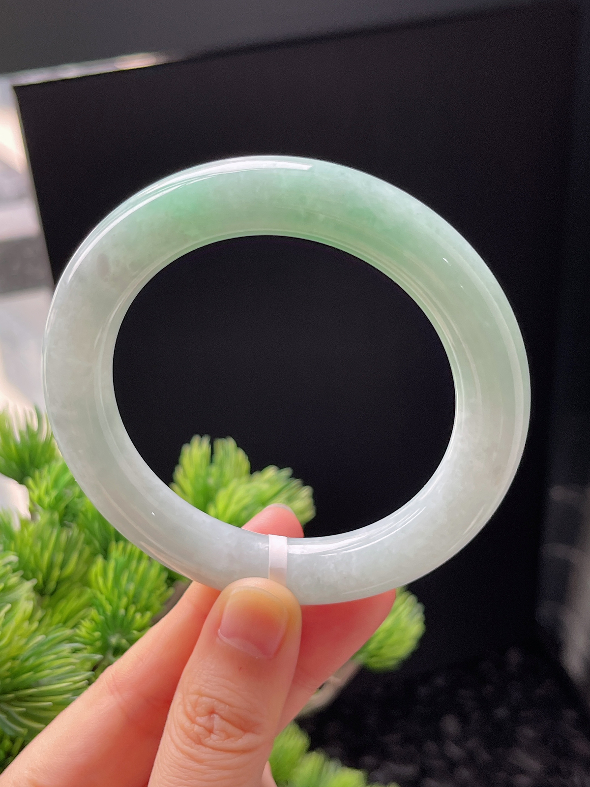 圆镯54圈口，翡翠糯化种淡绿色手镯