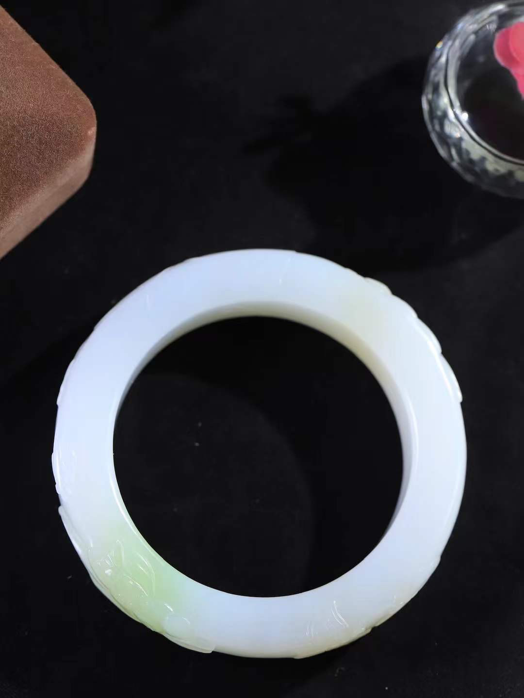 【连年有余.手镯】

收藏级️和田玉白玉带翠连年有余手镯 玉质温润细腻 油性十足 精雕鱼儿，鱼鳞精致美观，祥和清灵之气，飘逸灵动之态。佩于腕间清爽迷人，寓意吉祥美好，连年有余.生活富足 重101克 尺寸55.5-16-11.3mm 79312952T