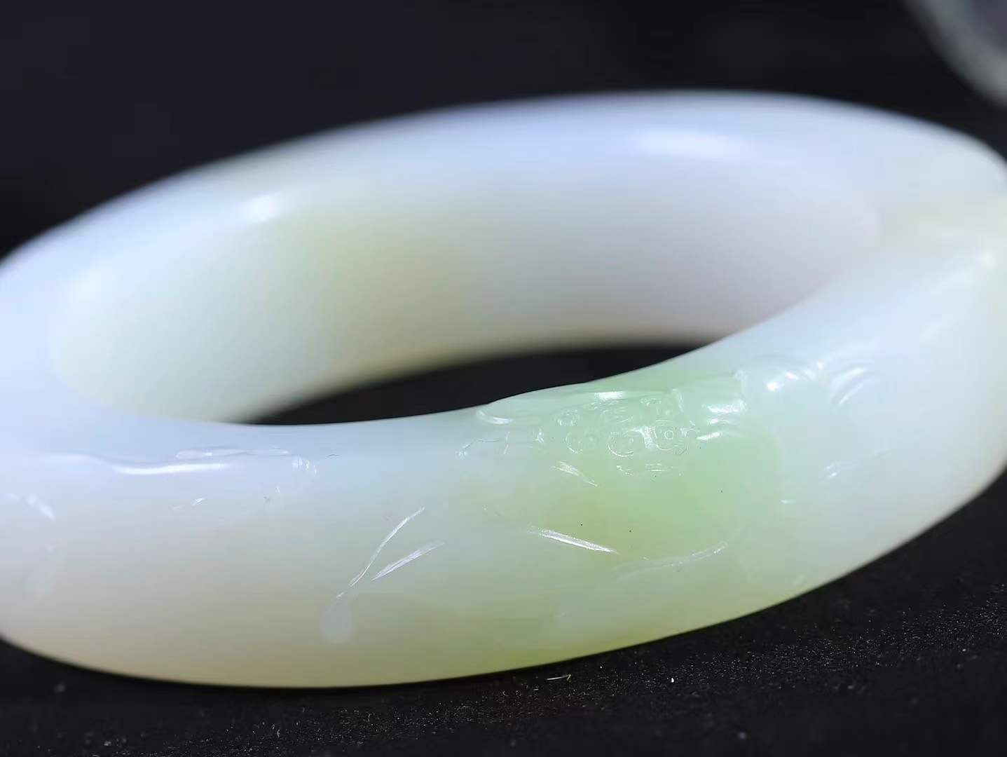 【连年有余.手镯】

收藏级️和田玉白玉带翠连年有余手镯 玉质温润细腻 油性十足 精雕鱼儿，鱼鳞精