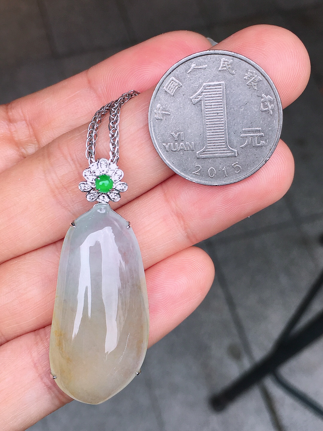 冰飘黄翡福瓜吊坠，色泽艳丽，玉质细腻，荧光感超
强，饱满圆润，尽显优雅气质，18k
金豪华镶嵌