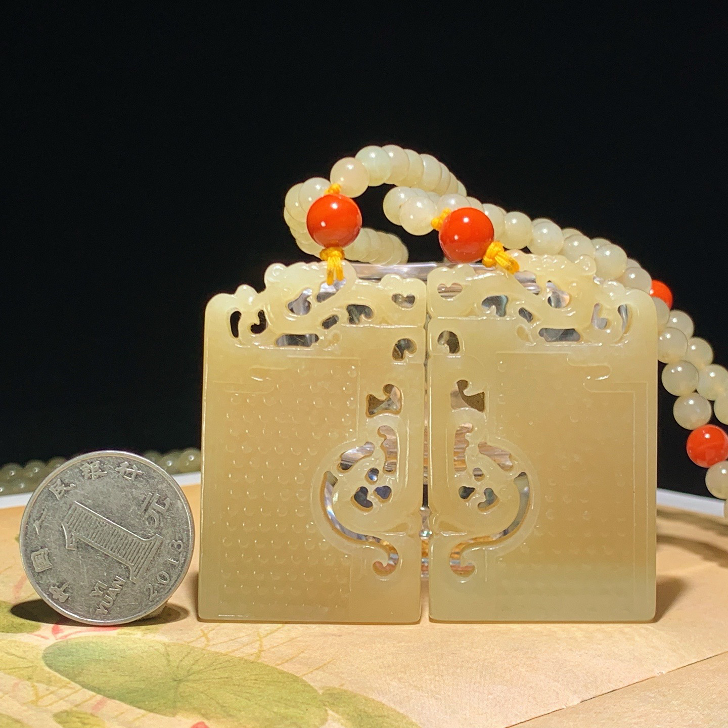 新疆和田玉且末糖仿古龙凤对牌子挂件。尺寸53/32/6重122.8克 玉质细腻油润 底色纯净 脂粉好，品质好。lt260328