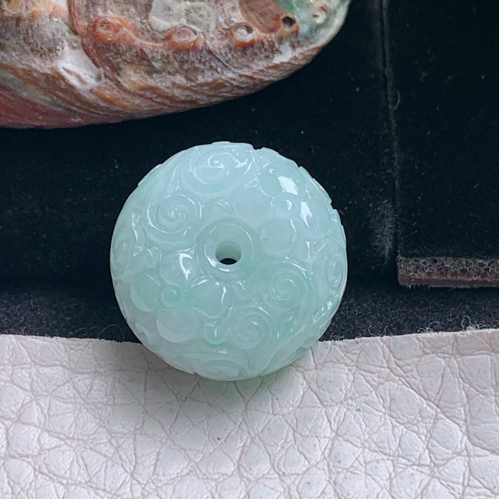 py实拍20*11.8缅甸翡翠冰润飘绿面包扣 玉扣玉吊坠 玉挂件