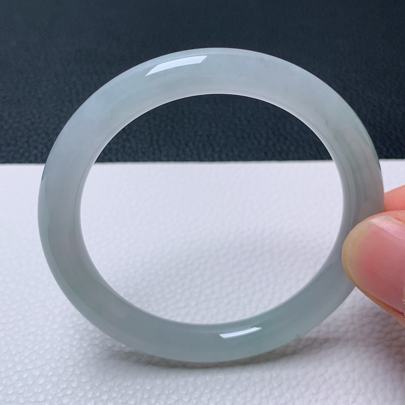 天然翡翠圈口51-52老坑冰透圆条手镯 玉质细腻 种水好 尺寸：51.2-7.5-7.5mm  M22