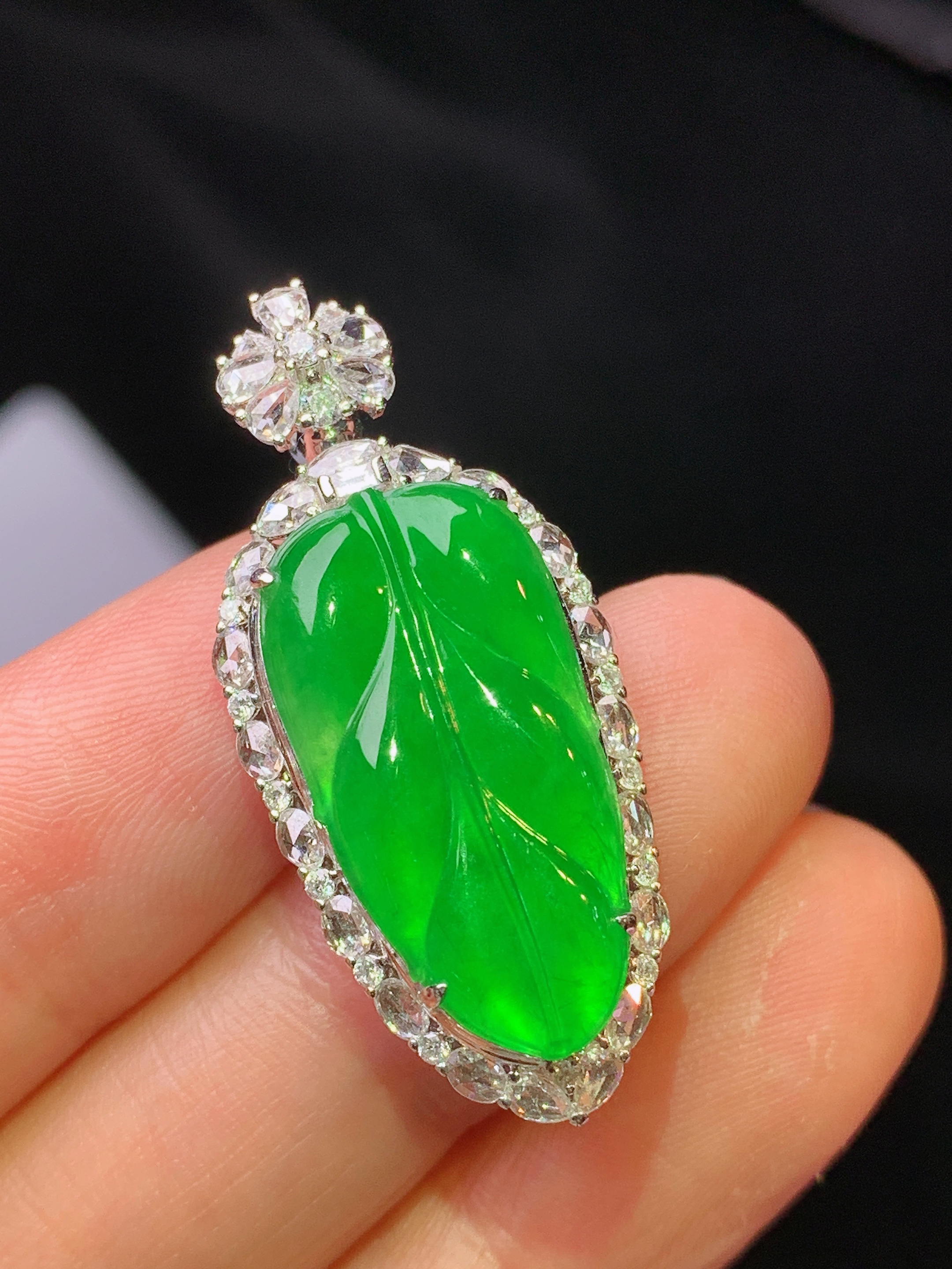 18k金钻镶嵌翠绿树叶吊坠 玉质细腻 色泽艳丽清新 水润亮眼 整体尺寸34.5*15*8.8m5